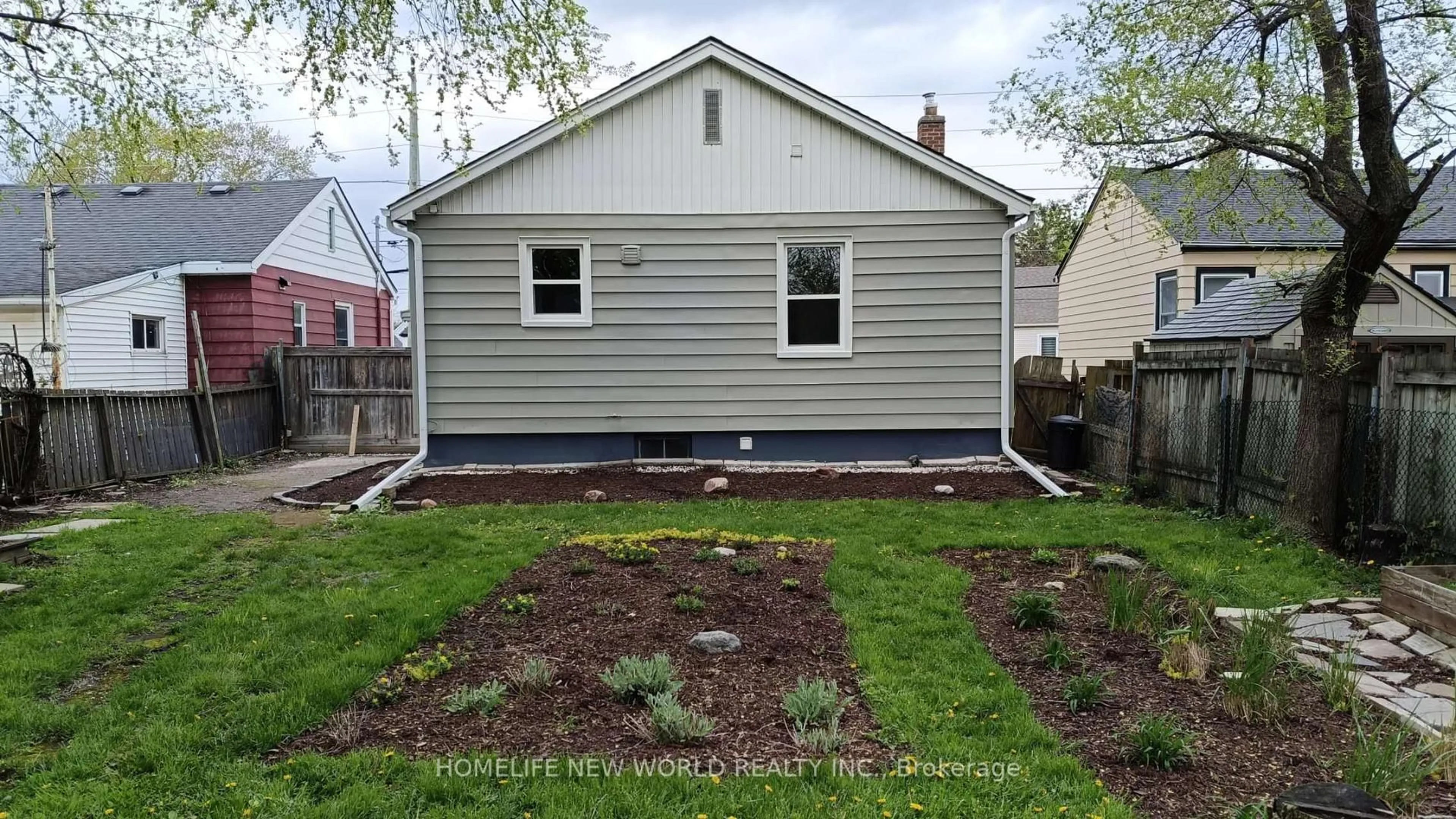Home with vinyl exterior material, street for 422 Welland Ave, St. Catharines Ontario L2M 5T8