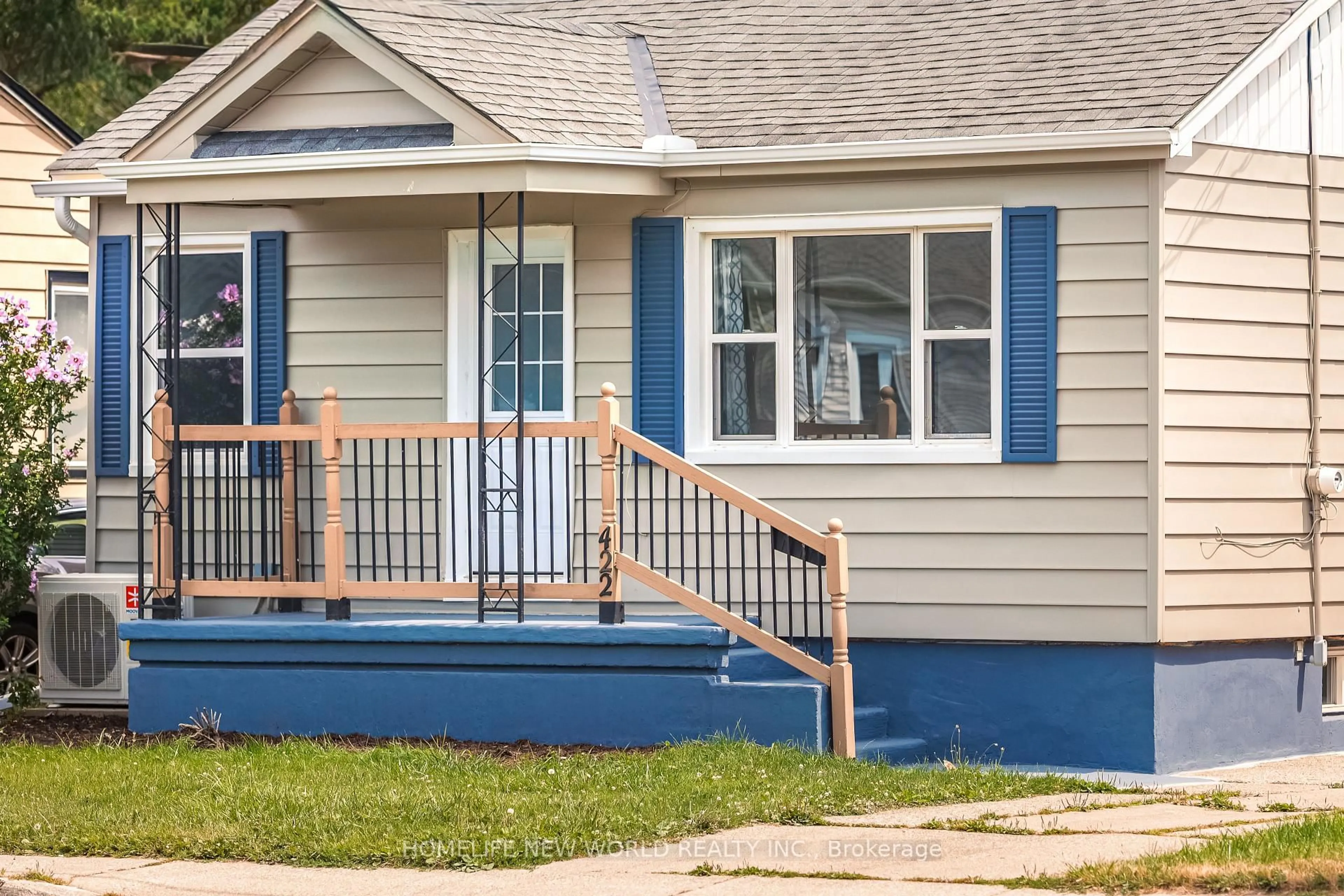 Home with vinyl exterior material, street for 422 Welland Ave, St. Catharines Ontario L2M 5T8