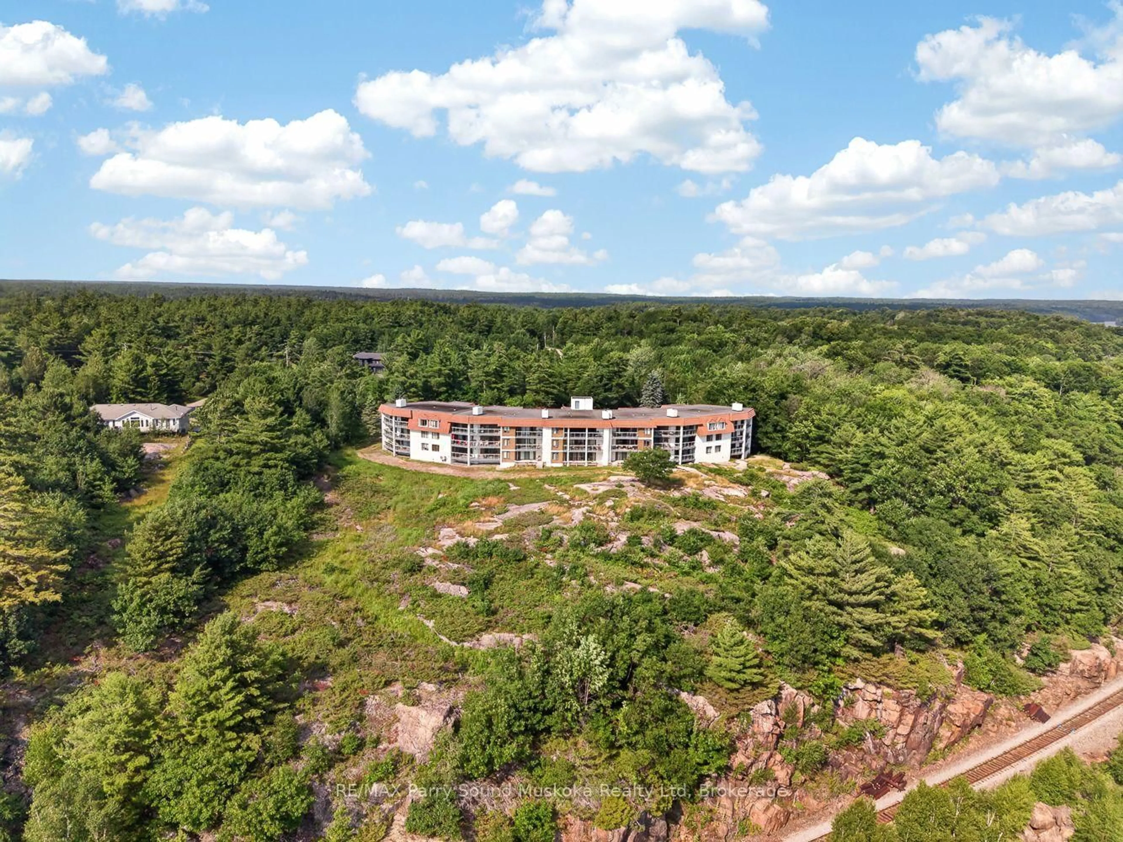 A pic from outside/outdoor area/front of a property/back of a property/a pic from drone, building for 20 RYDER Dr #3E, McDougall Ontario P2A 2W9