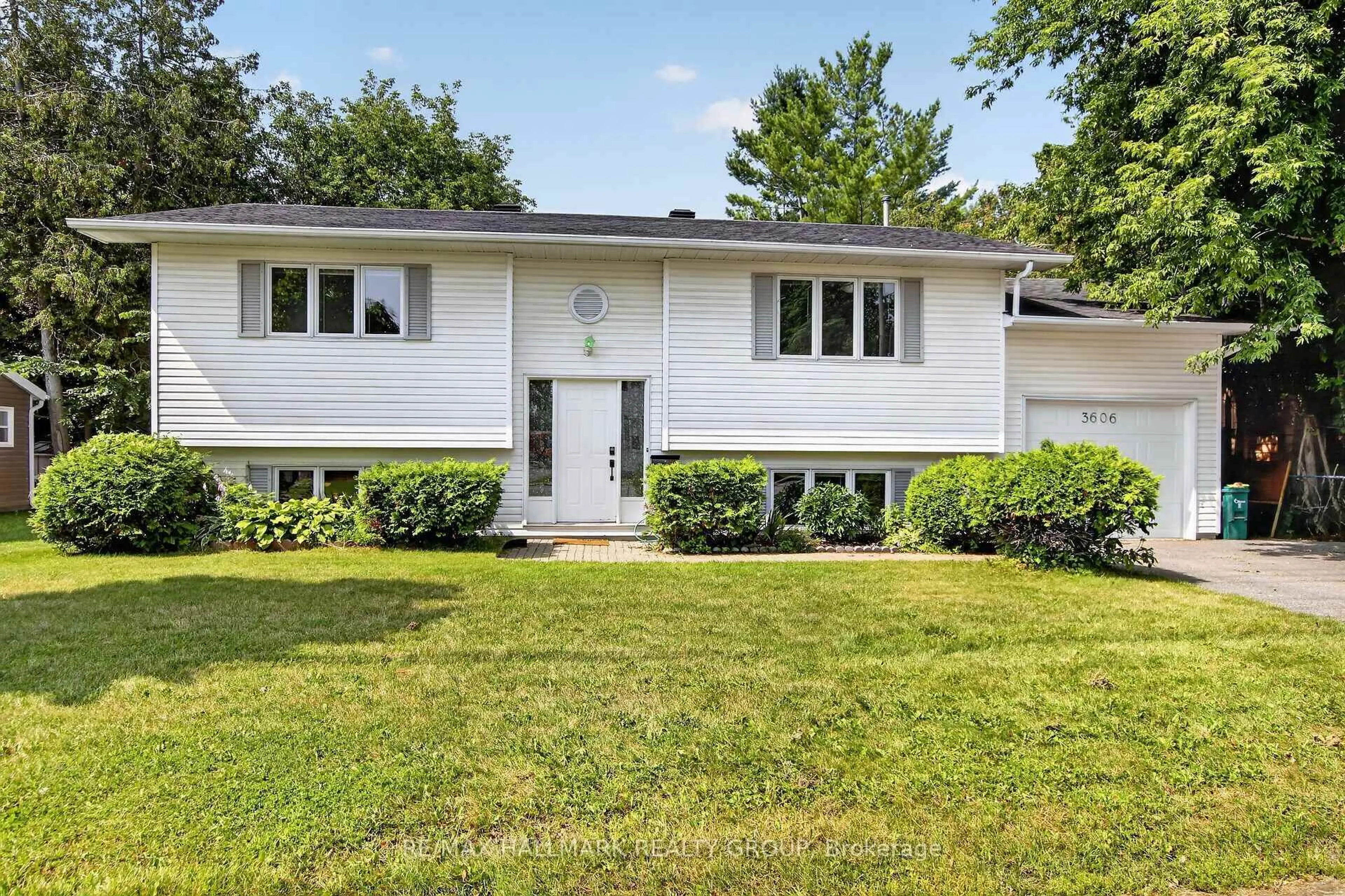 Home with vinyl exterior material, street for 3606 Mcbean St, Richmond Ontario K0A 2Z0