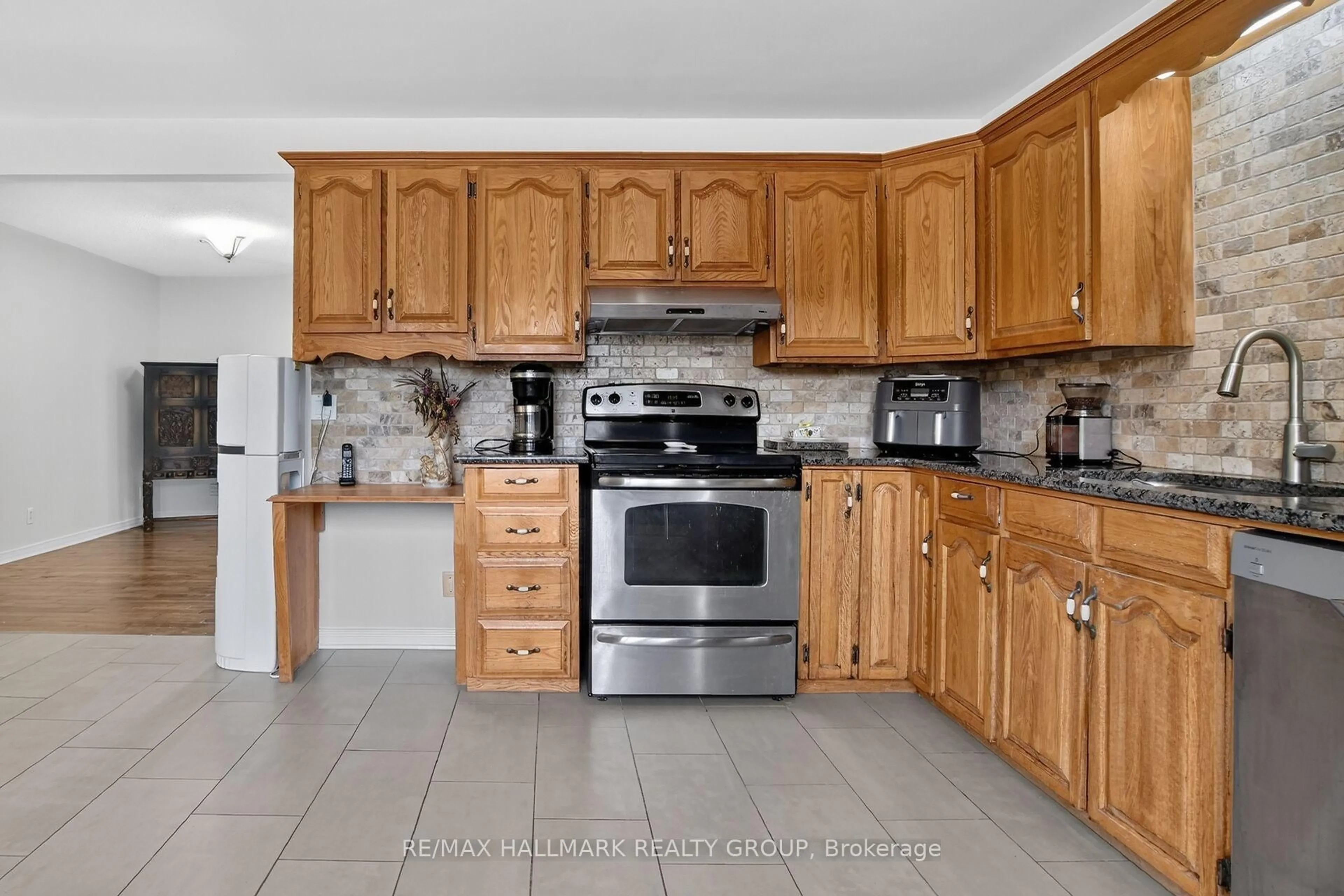 Standard kitchen, ceramic/tile floor for 3606 Mcbean St, Richmond Ontario K0A 2Z0