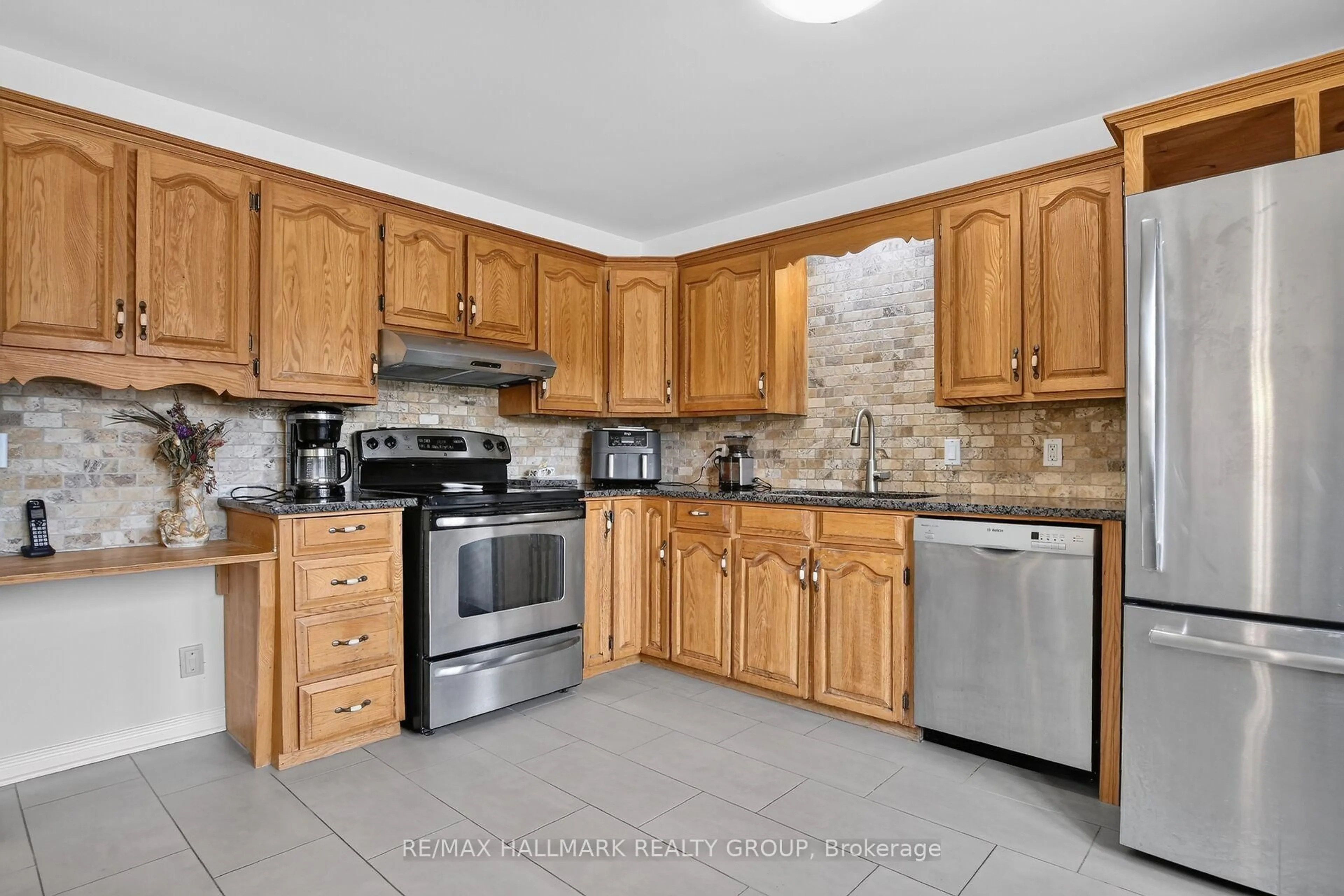 Standard kitchen, ceramic/tile floor for 3606 Mcbean St, Richmond Ontario K0A 2Z0