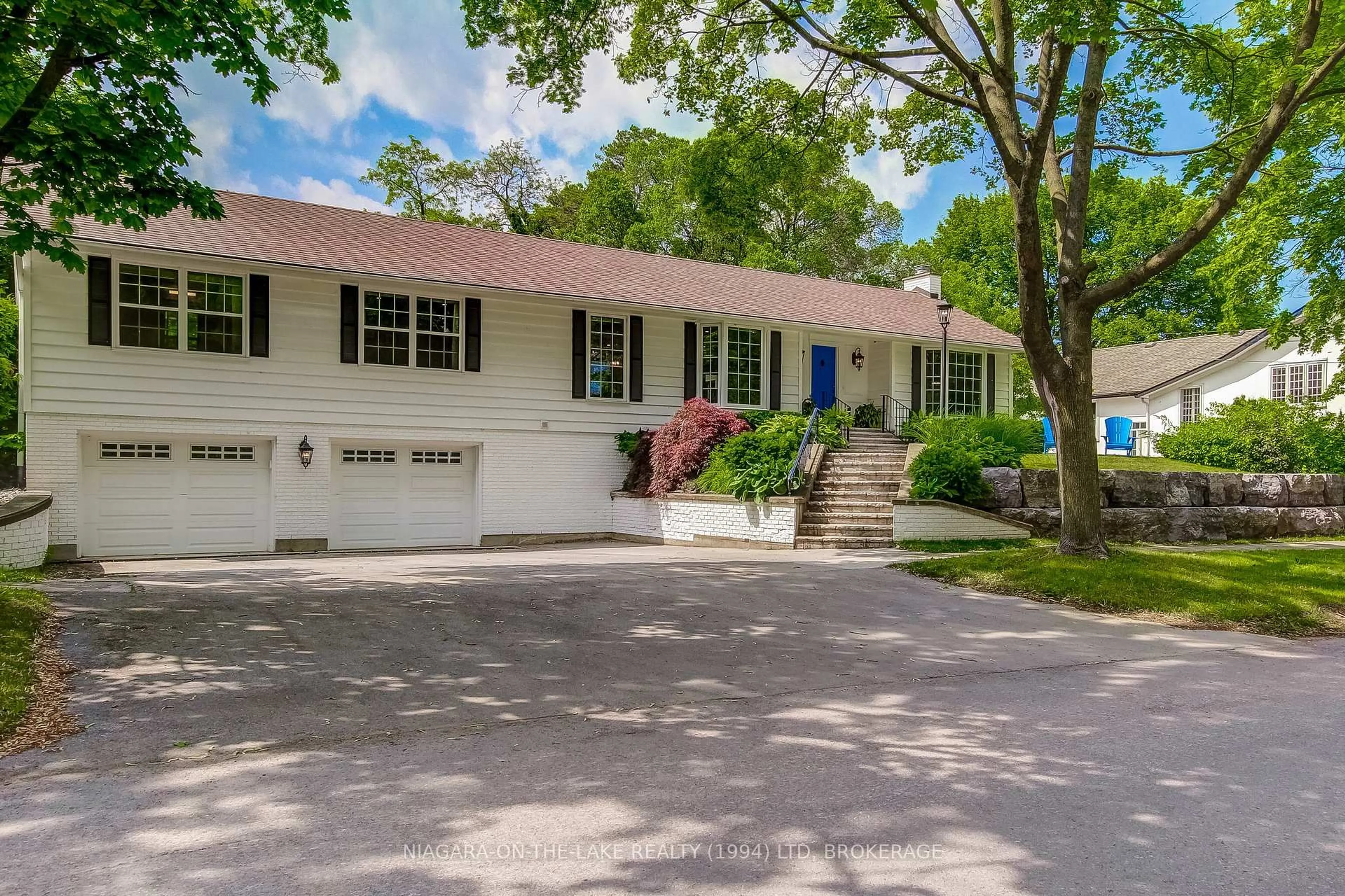 Home with vinyl exterior material, street for 121 Regent St, Niagara-on-the-Lake Ontario L0S 1J0