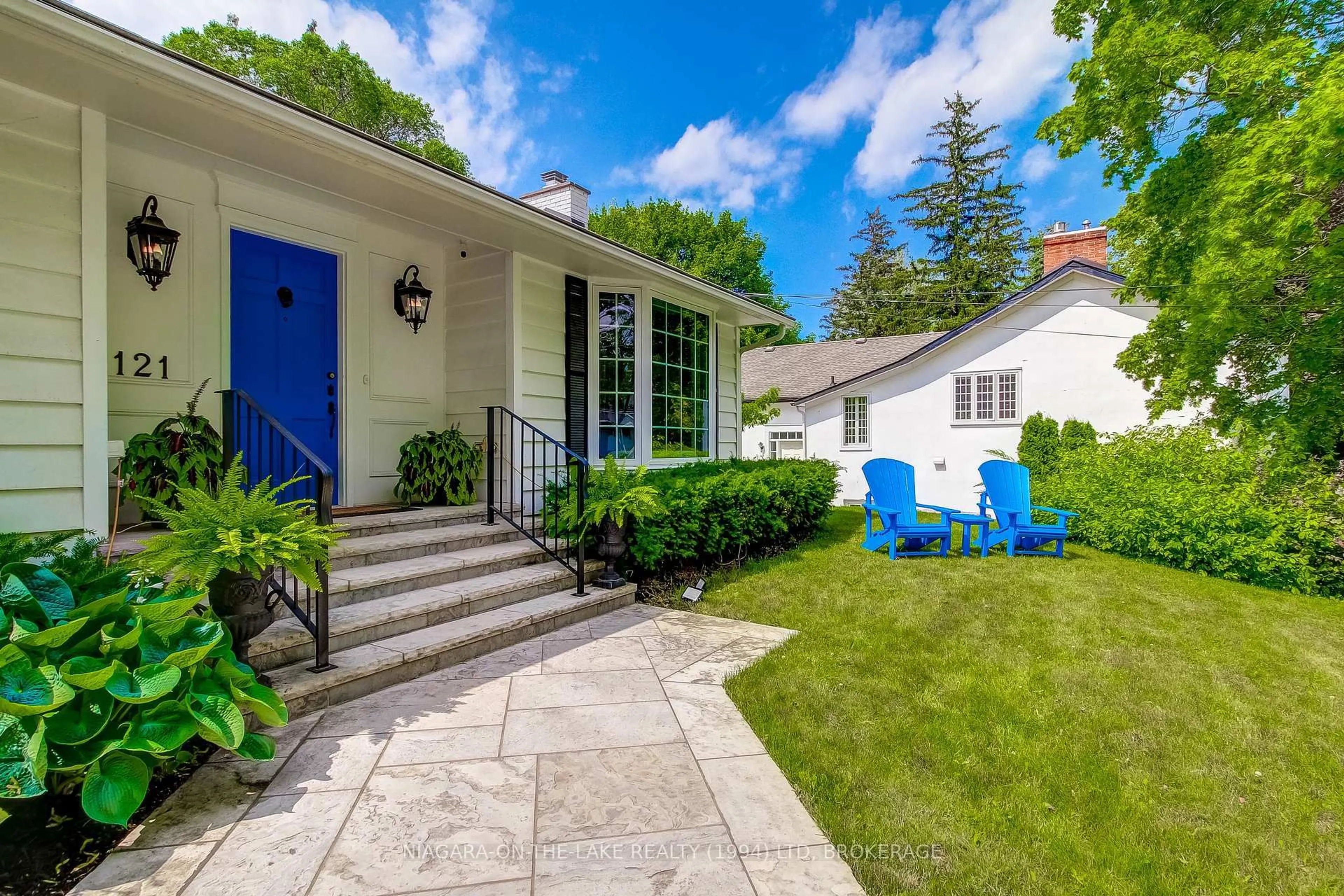 Patio, street for 121 Regent St, Niagara-on-the-Lake Ontario L0S 1J0