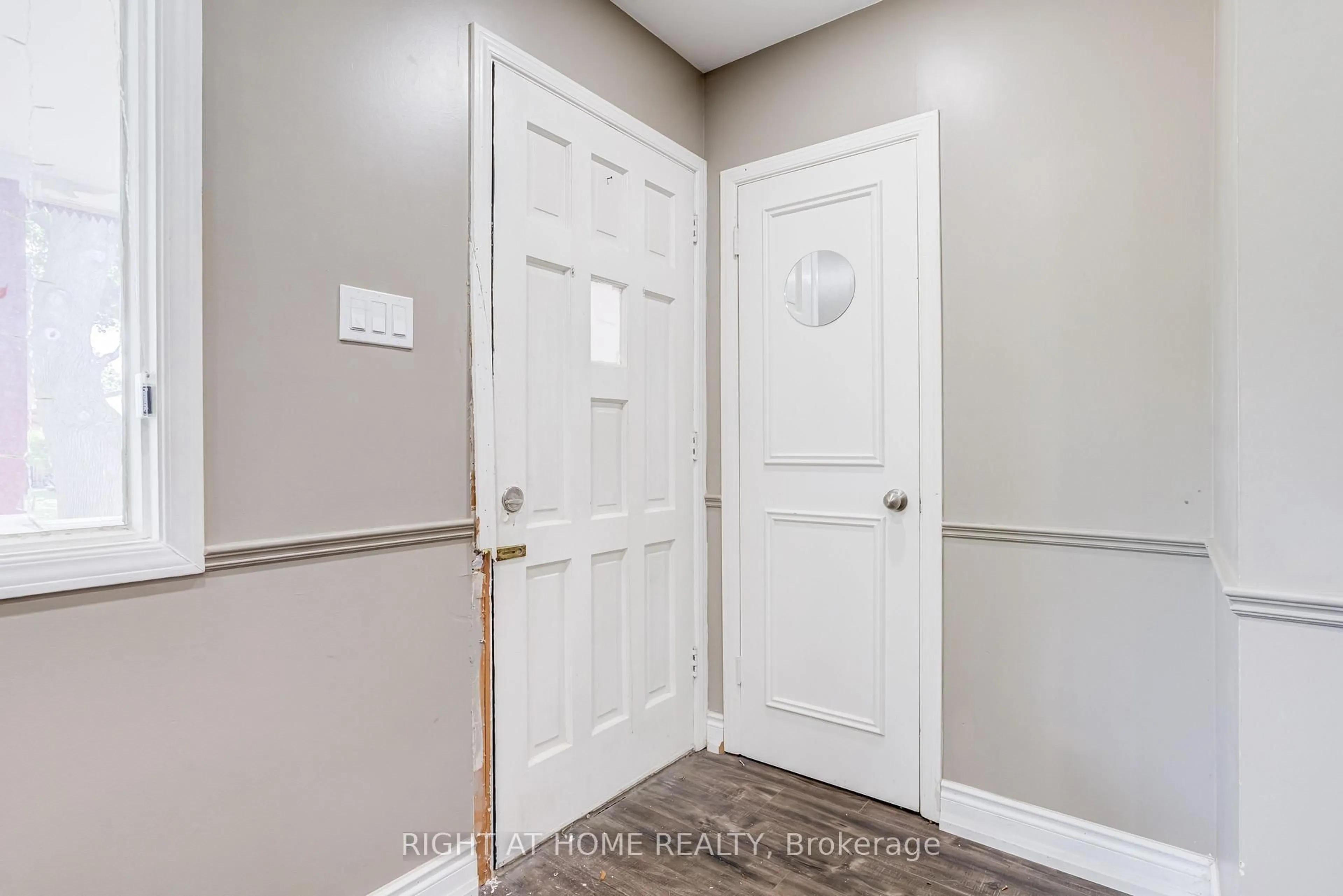 Indoor entryway for 17 TOULON Cres, London East Ontario N5V 1J4