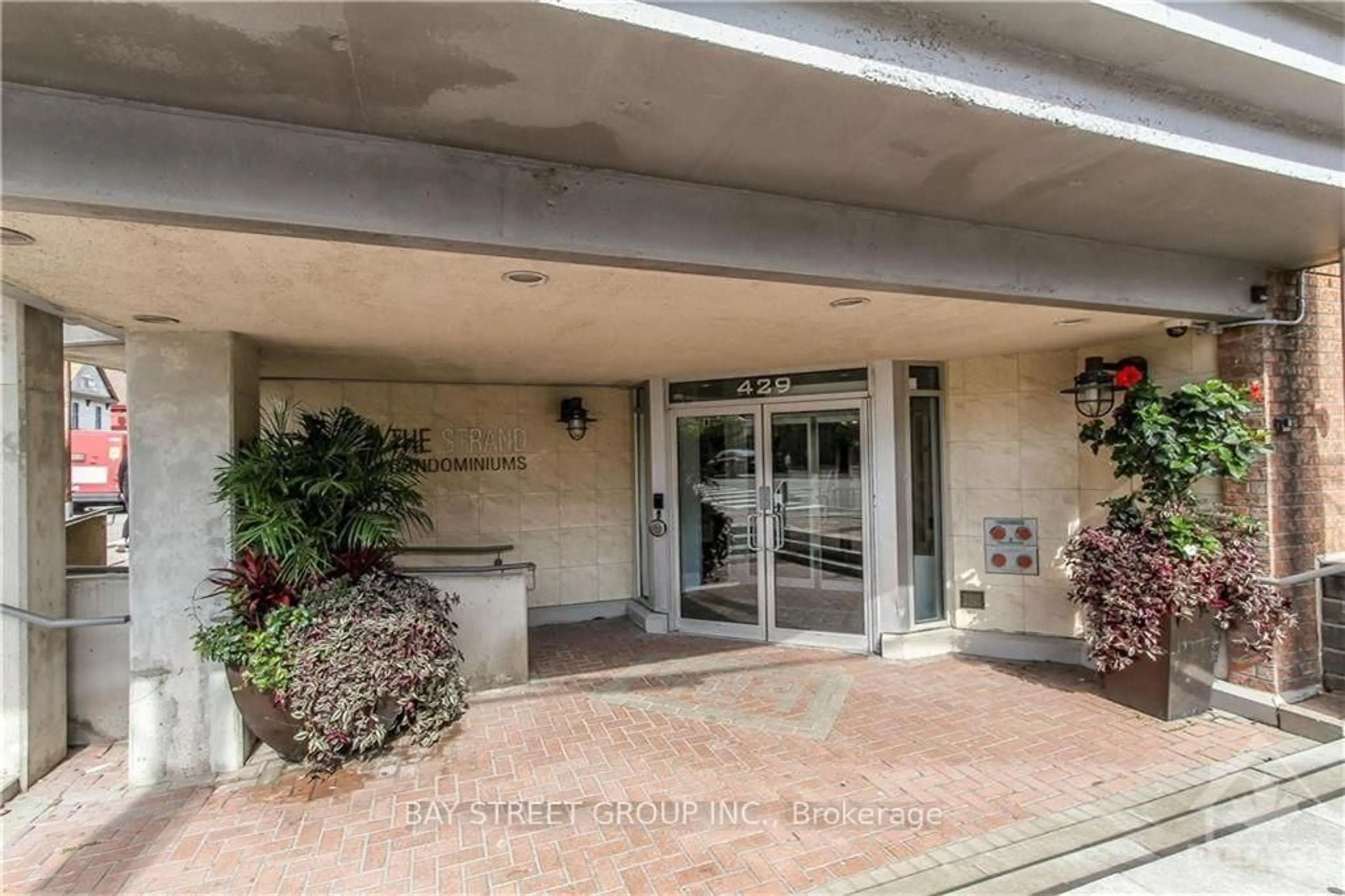 Indoor foyer for 429 Somerset St #1007, Ottawa Ontario K2P 2P5