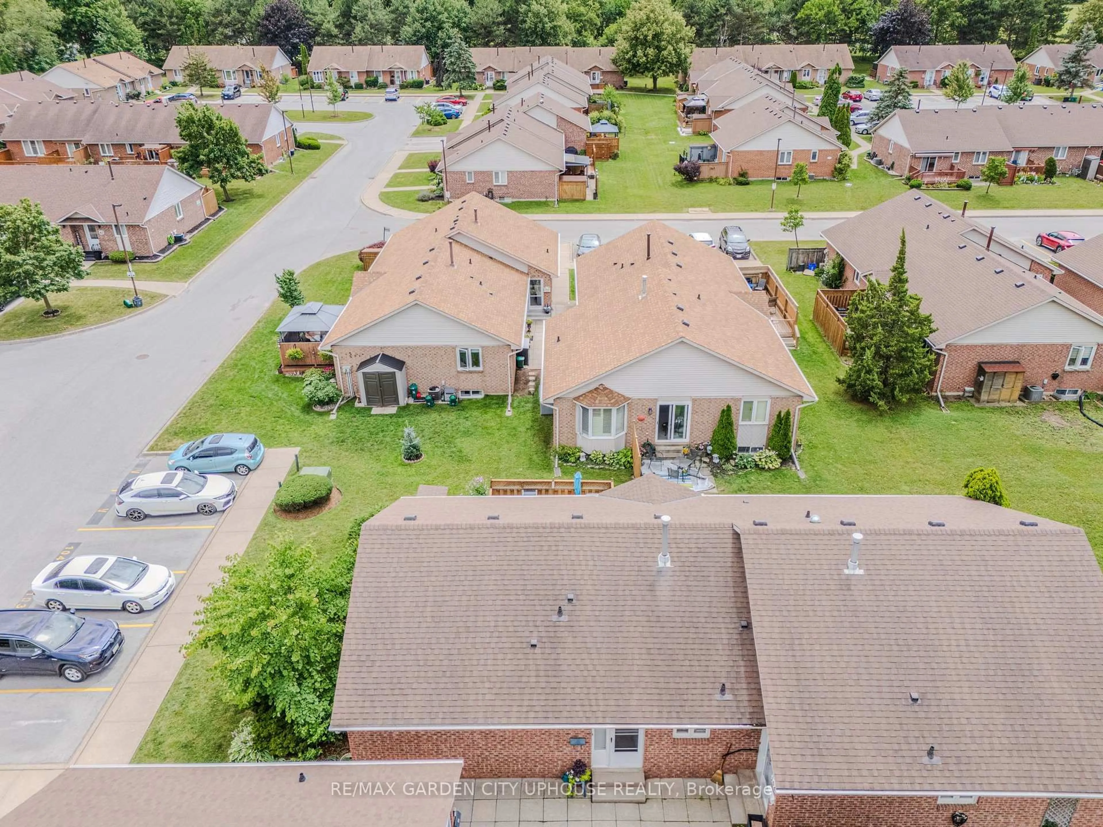 A pic from outside/outdoor area/front of a property/back of a property/a pic from drone, street for 122 Bunting Rd, St. Catharines Ontario L2P 3X7