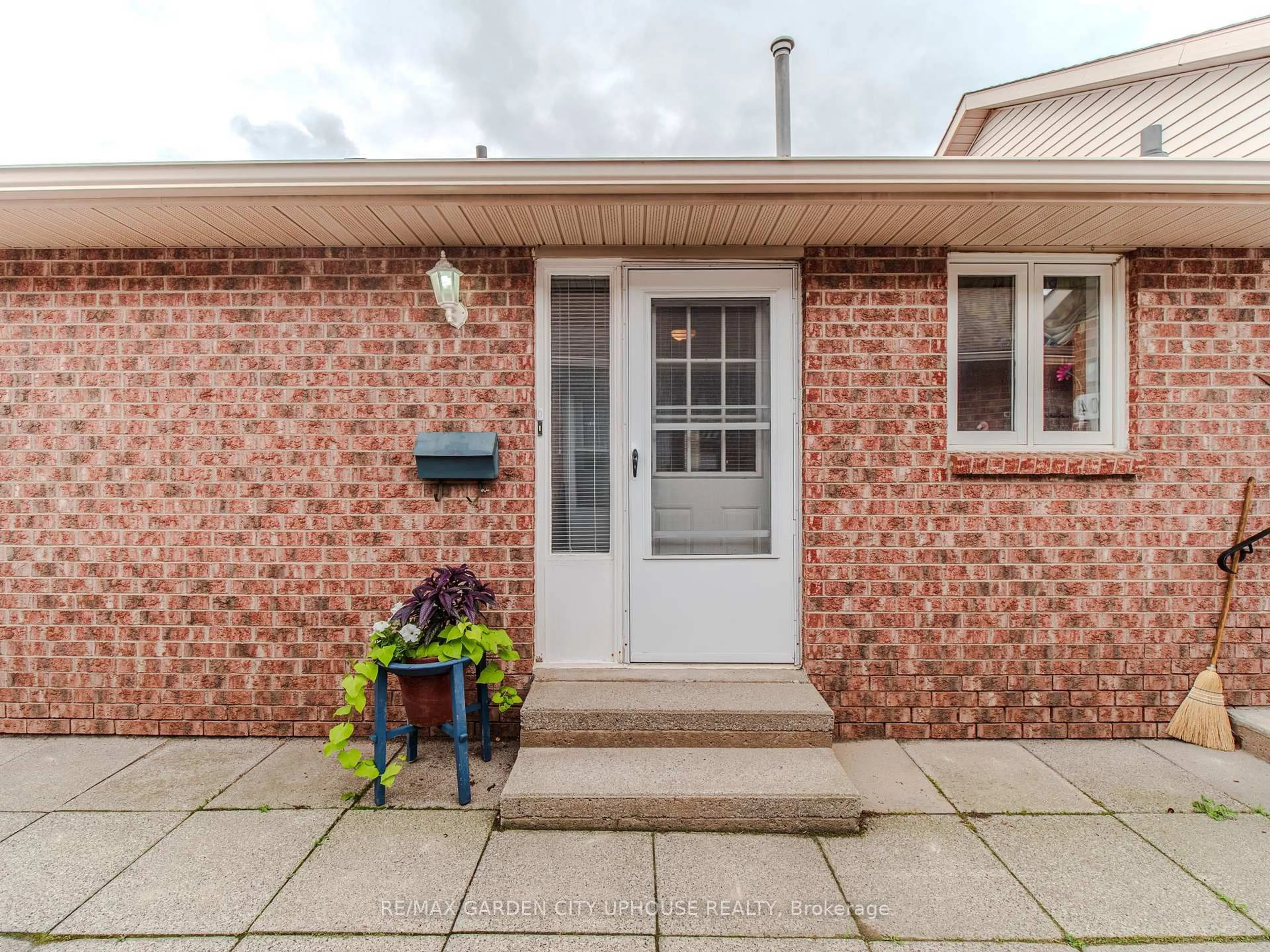 Home with brick exterior material, street for 122 Bunting Rd, St. Catharines Ontario L2P 3X7