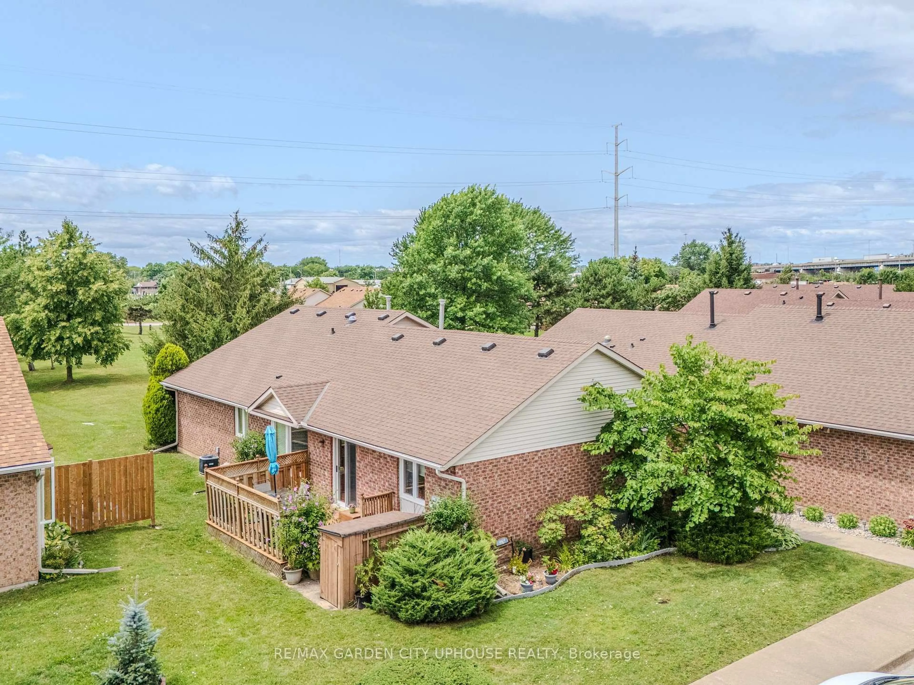 A pic from outside/outdoor area/front of a property/back of a property/a pic from drone, unknown for 122 Bunting Rd, St. Catharines Ontario L2P 3X7