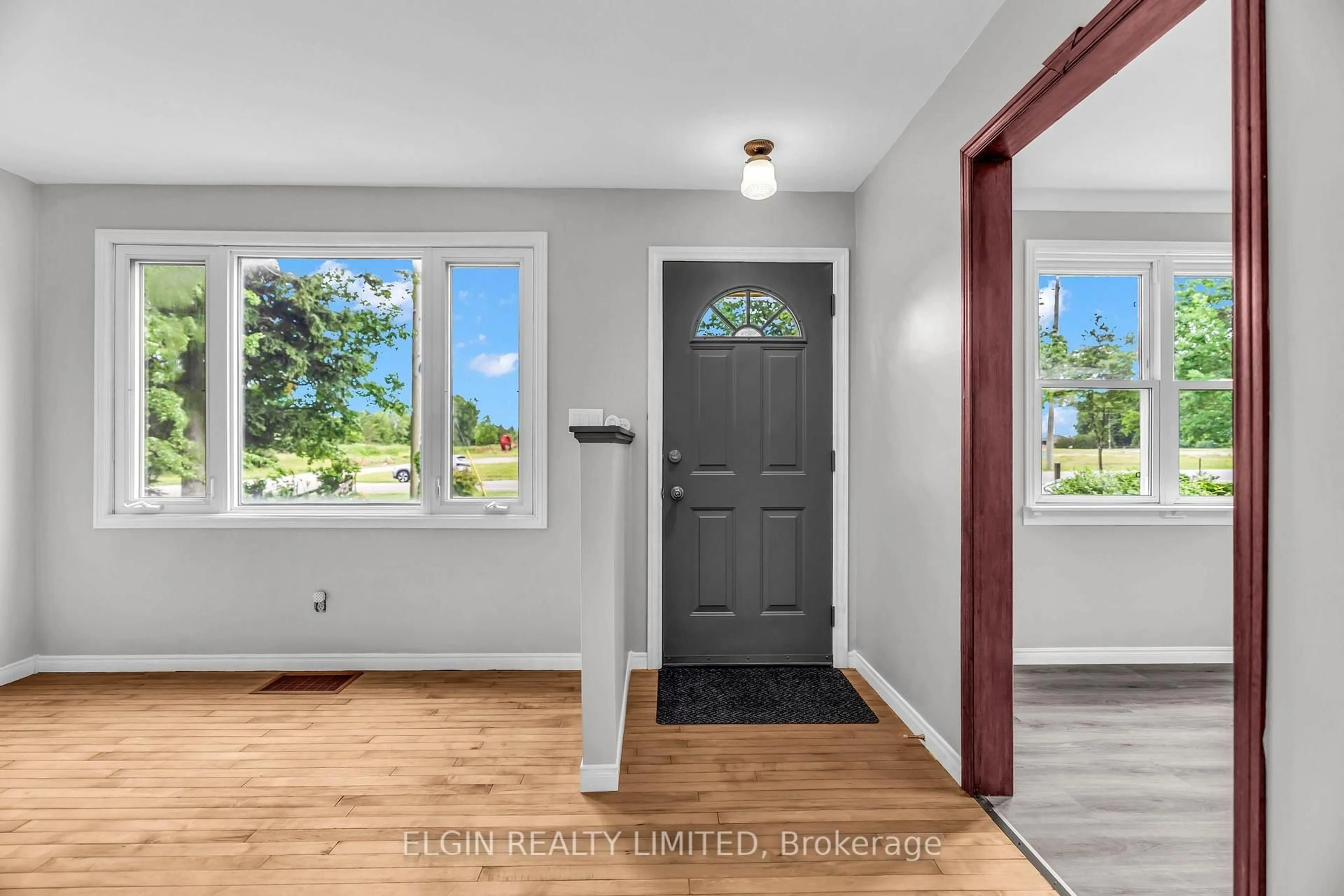 Indoor entryway for 43212 Southdale Line, St. Thomas Ontario N5R 6G1