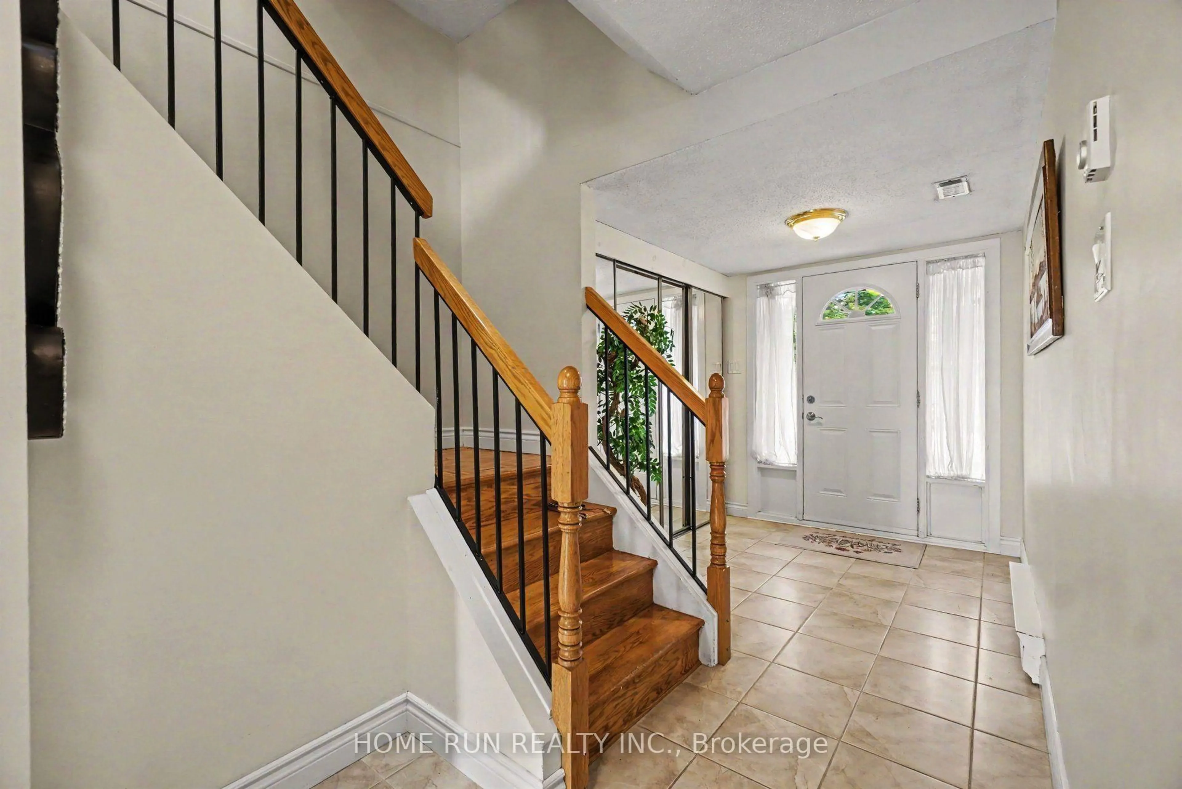 Indoor entryway for 9D CASTLEBROOK Lane, Ottawa Ontario K2G 5G1