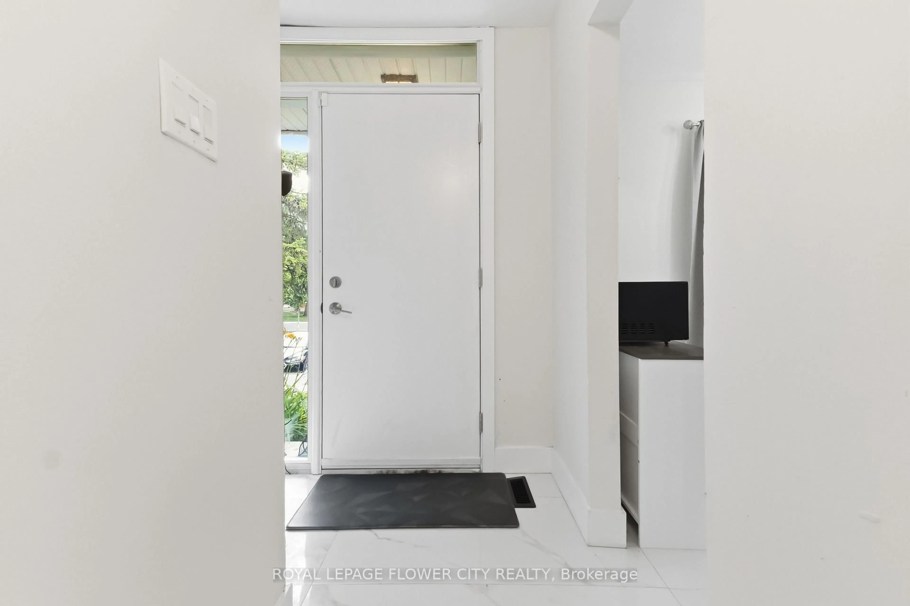 Indoor entryway for 191 Boullee St, London East Ontario N5Y 1T9