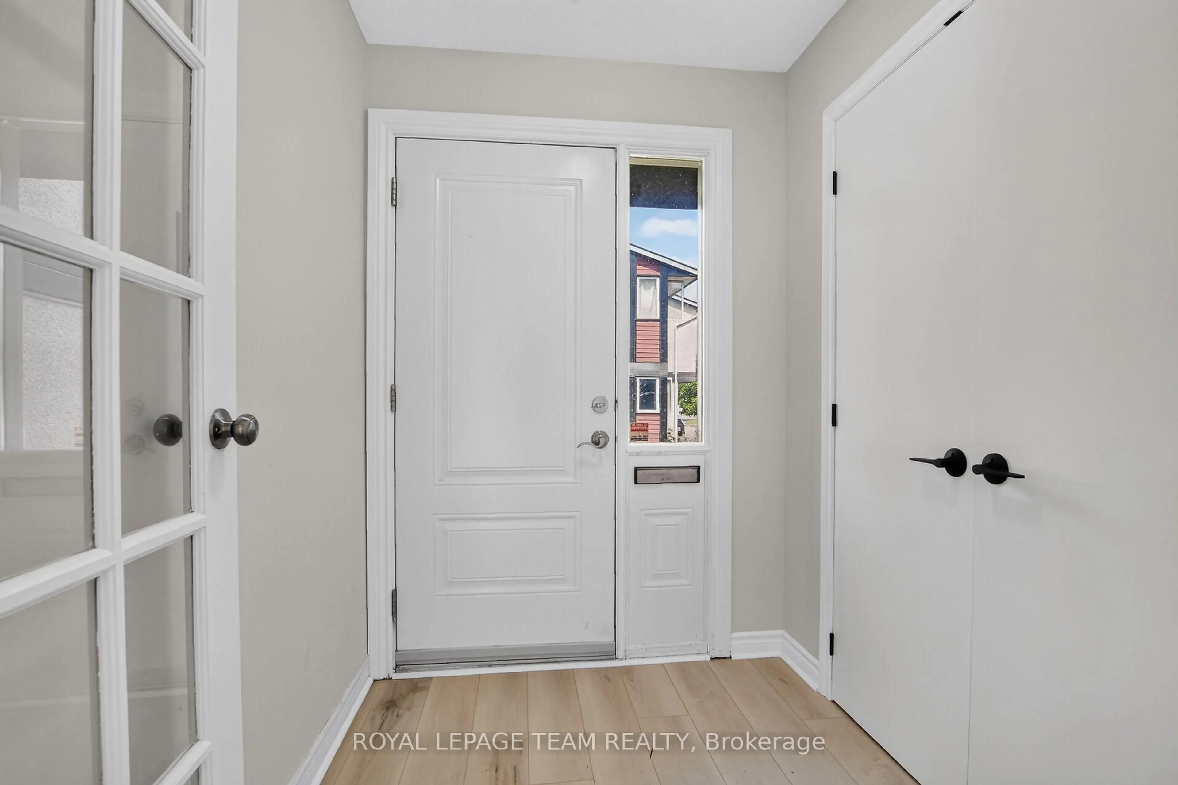 Indoor entryway for 120 Mcclintock Way, Ottawa Ontario K2L 2A4
