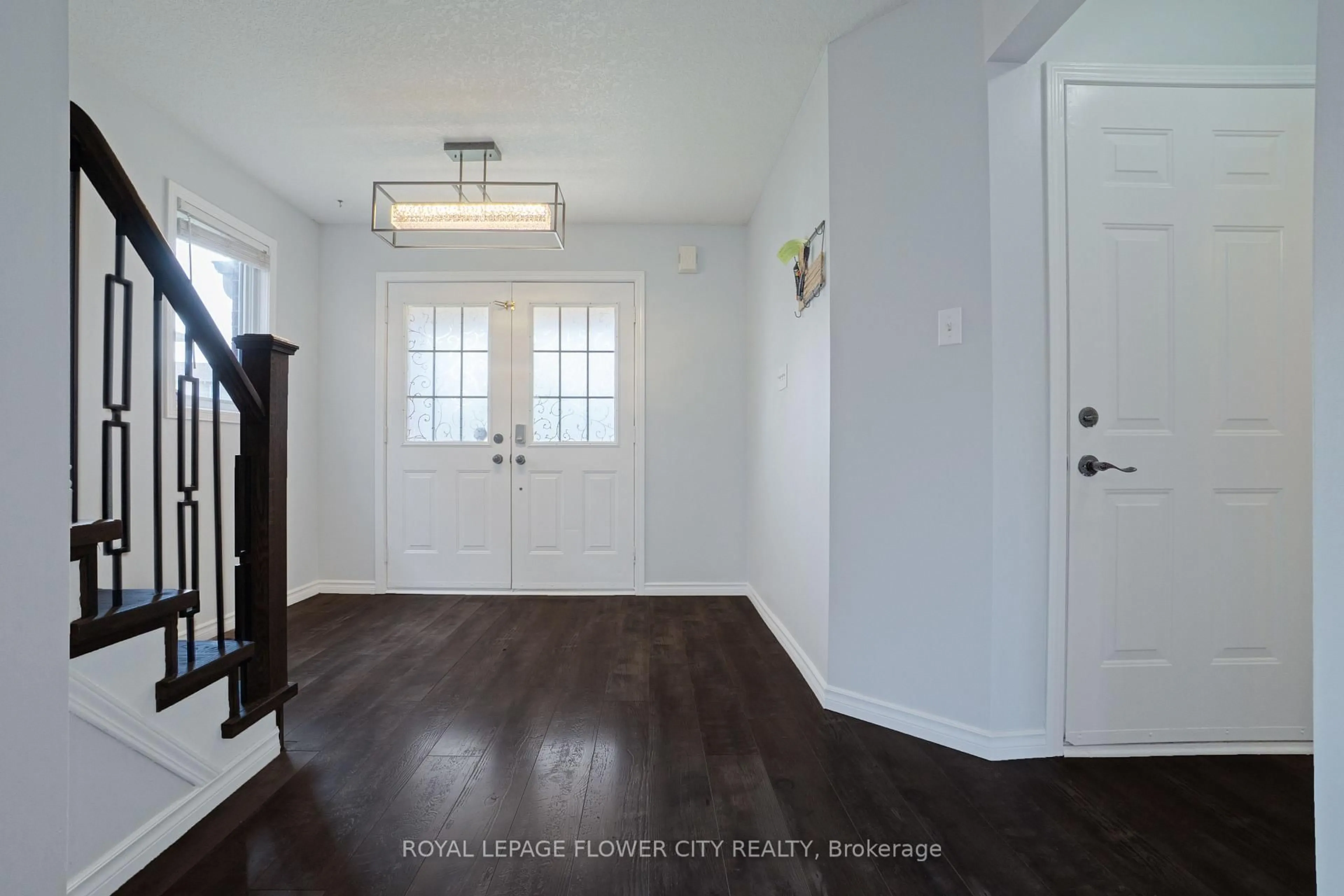 Indoor entryway for 99 Windflower Dr, Kitchener Ontario N2E 4B3