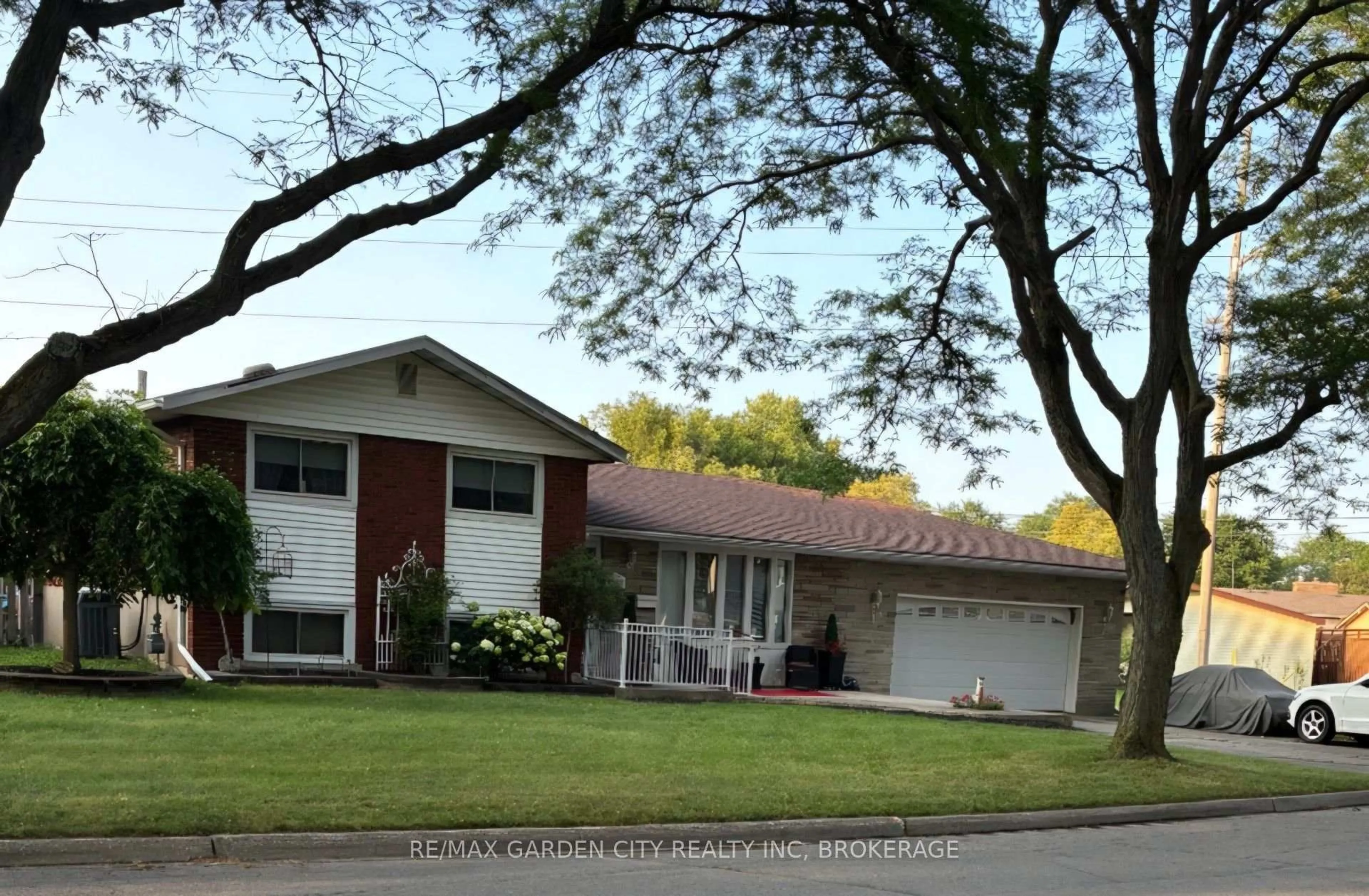 Home with vinyl exterior material, street for 8842 Roosevelt St, Niagara Falls Ontario L2G 7A2