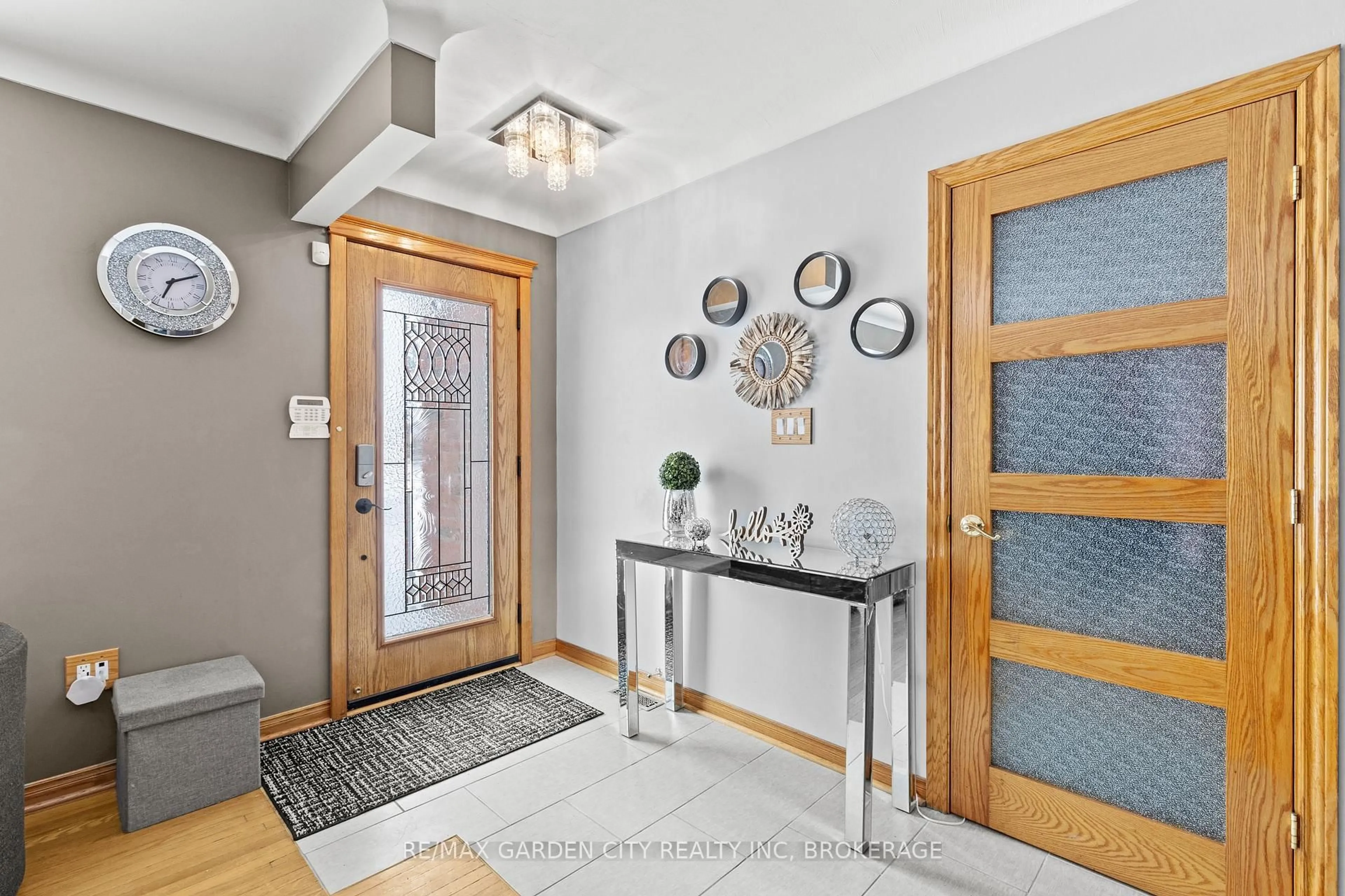 Indoor entryway for 8842 Roosevelt St, Niagara Falls Ontario L2G 7A2