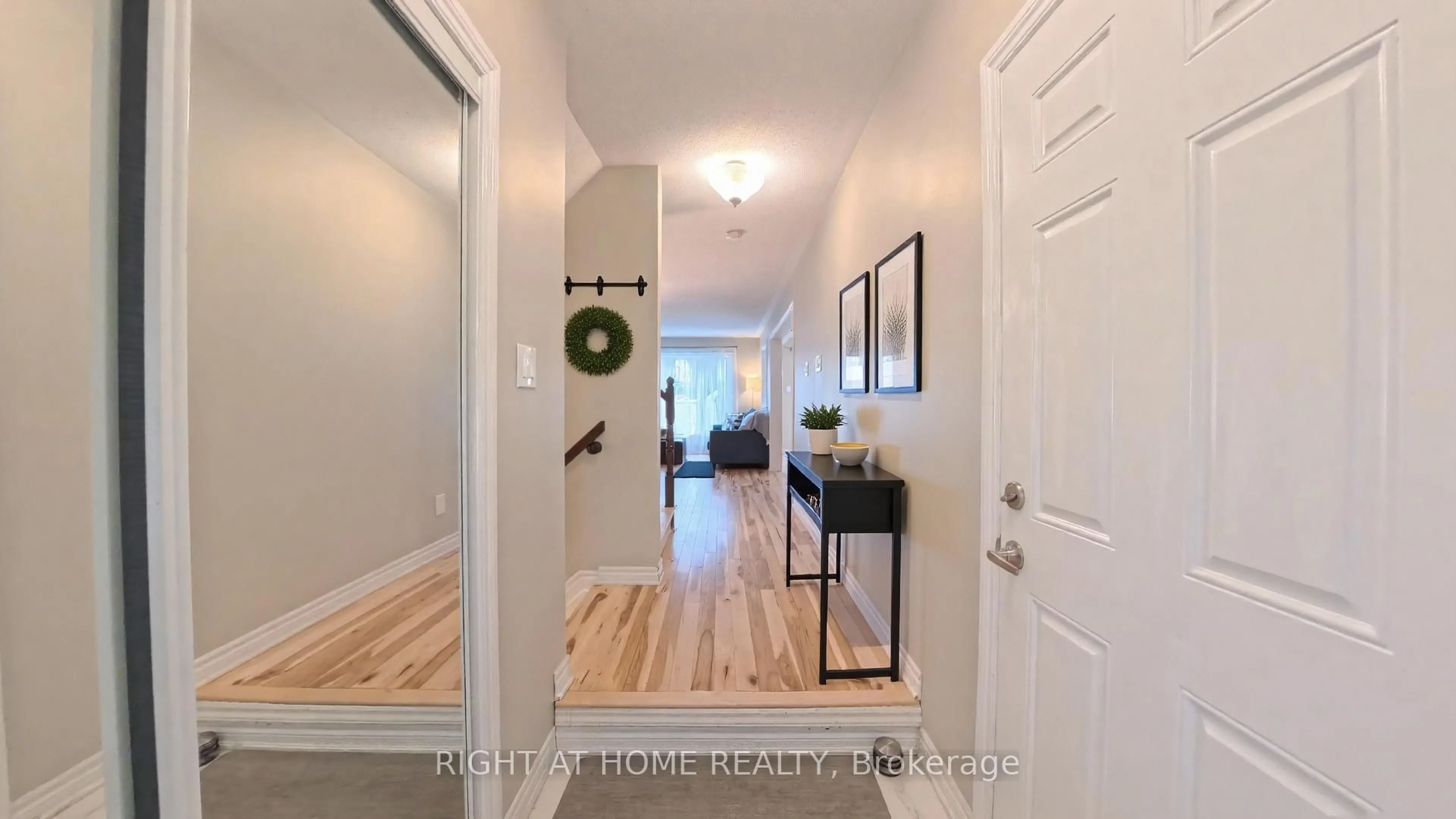 Indoor entryway for 566 Dundonald Dr, Ottawa Ontario K2J 5X1