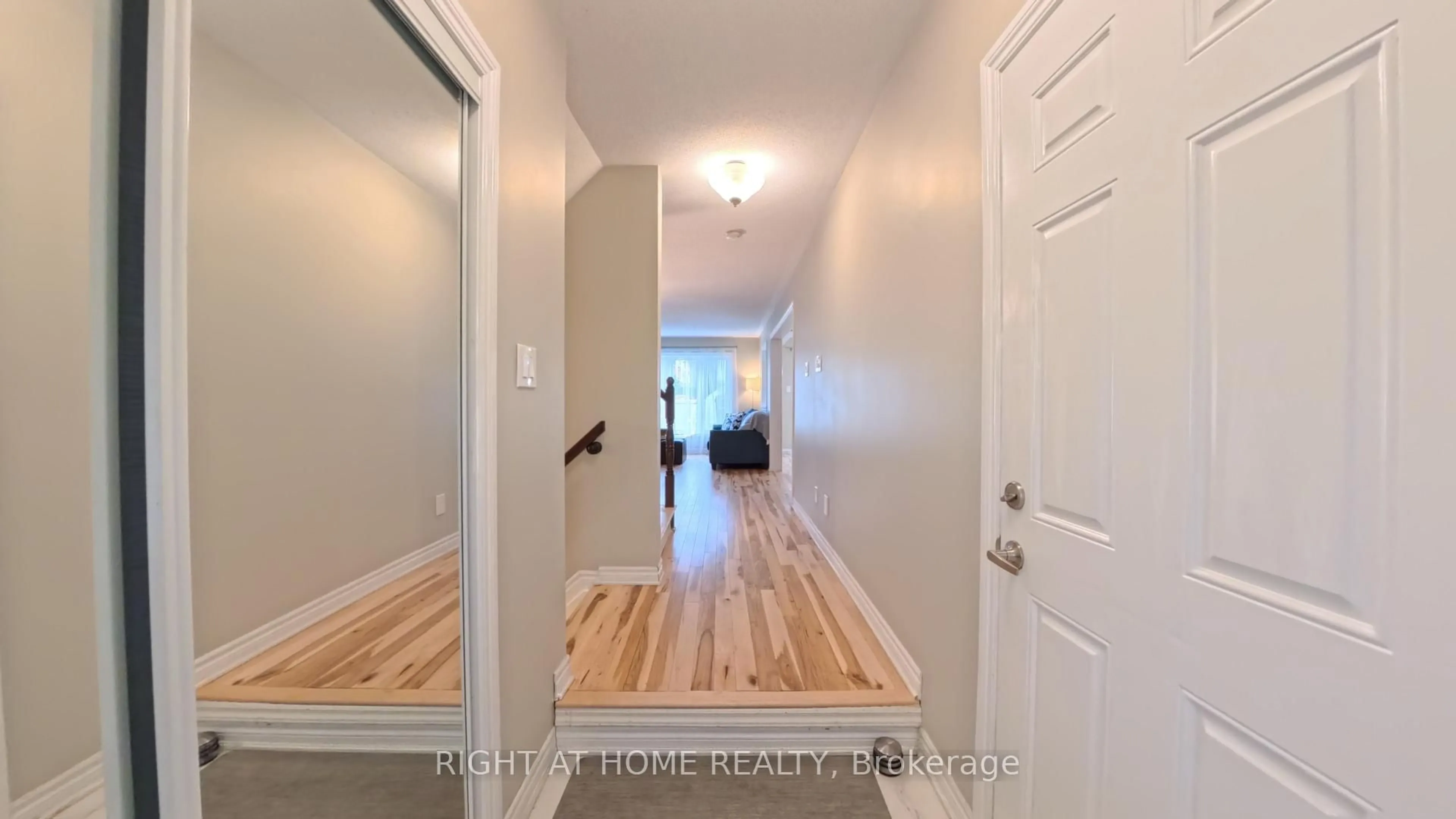 Indoor entryway for 566 Dundonald Dr, Ottawa Ontario K2J 5X1