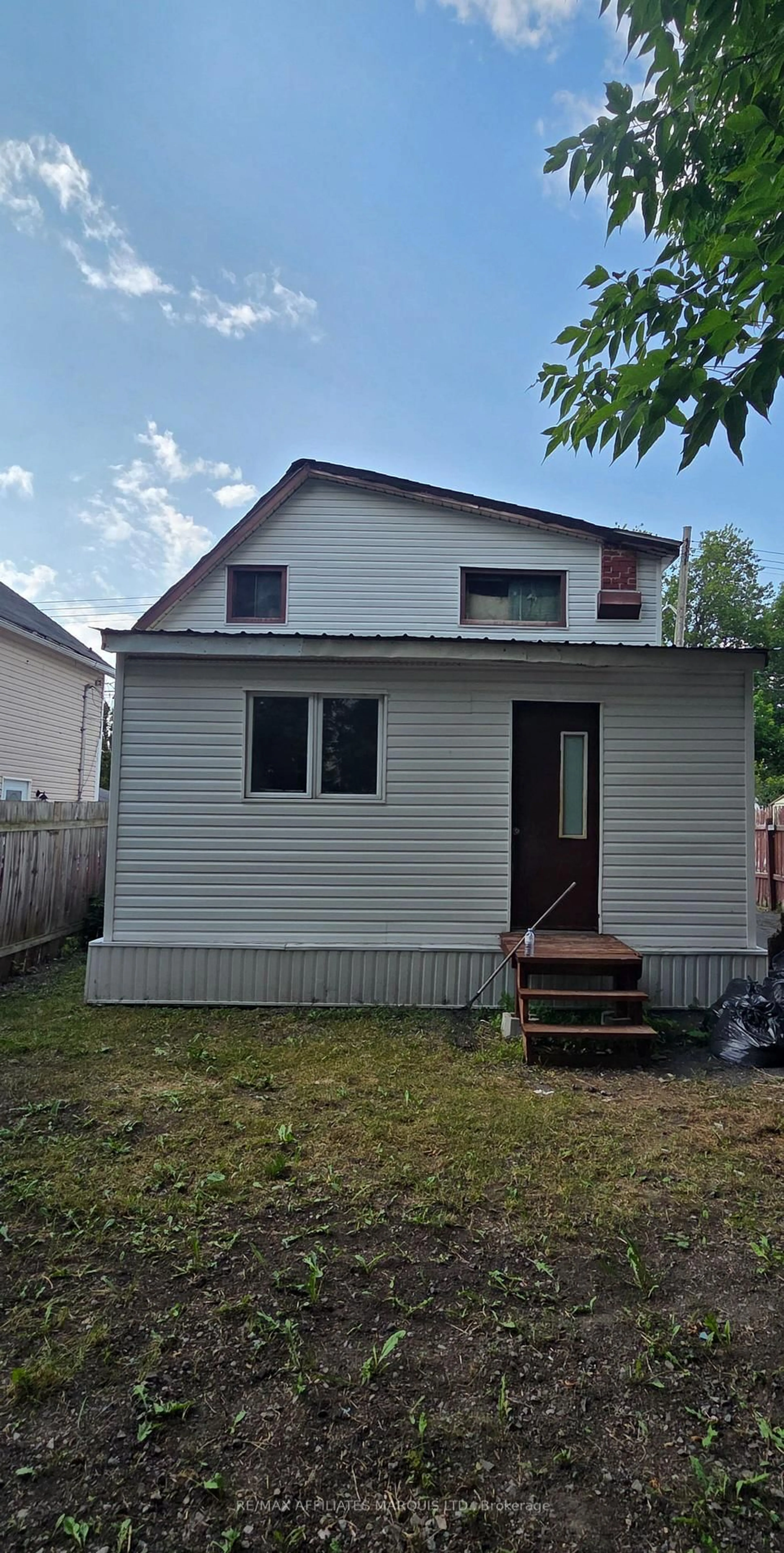 Home with vinyl exterior material, unknown for 512 First St, Cornwall Ontario K6J 1E1