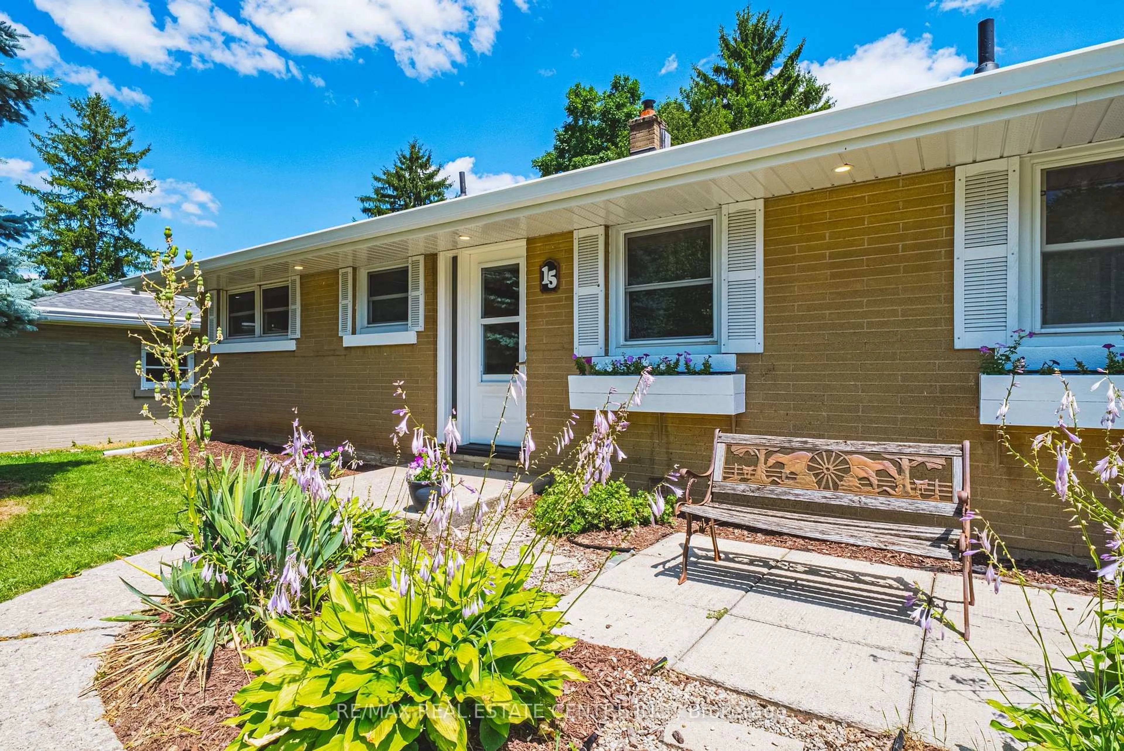 Home with vinyl exterior material, street for 15 Dale Ave, Cambridge Ontario N1S 3M7