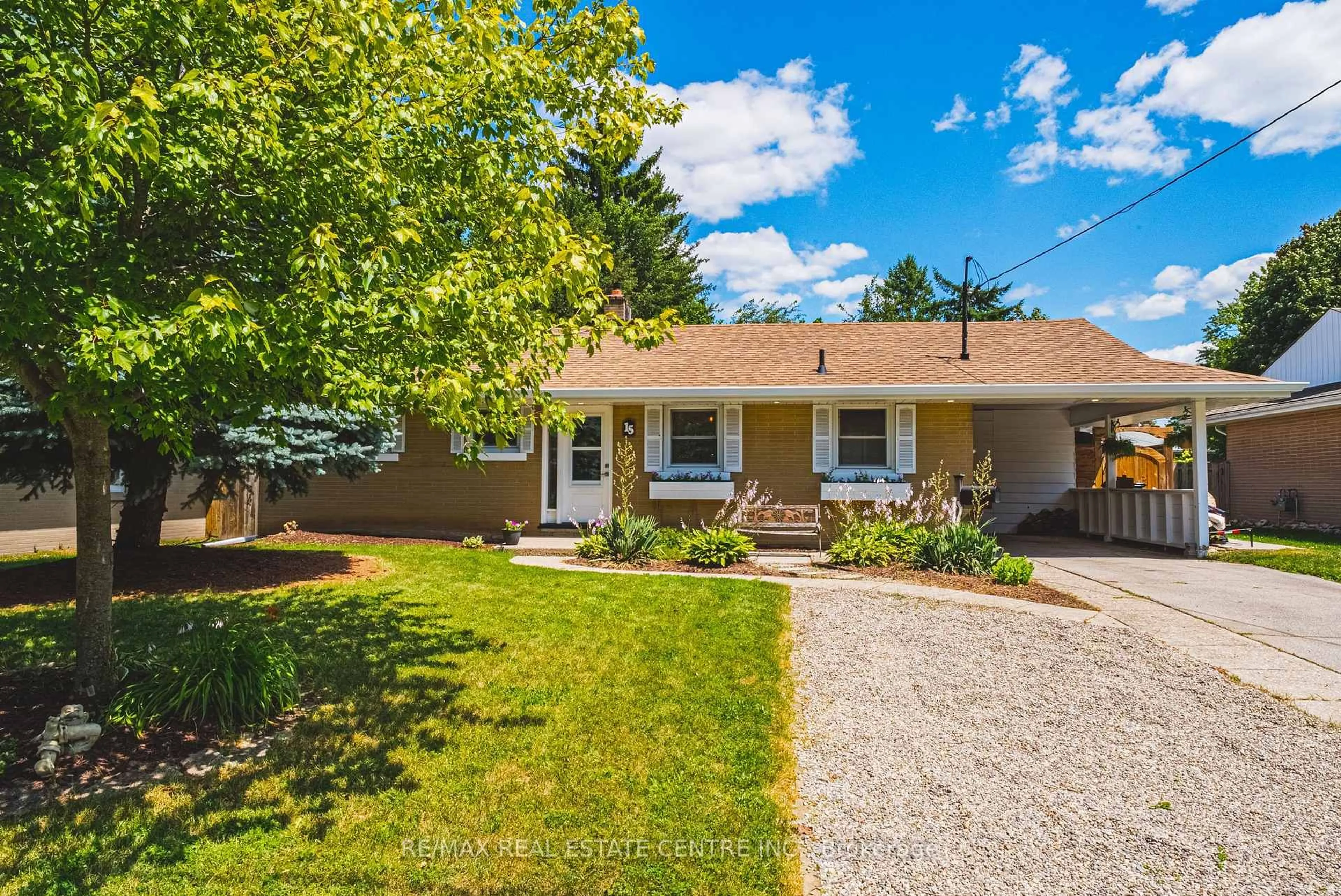 A pic from outside/outdoor area/front of a property/back of a property/a pic from drone, street for 15 Dale Ave, Cambridge Ontario N1S 3M7