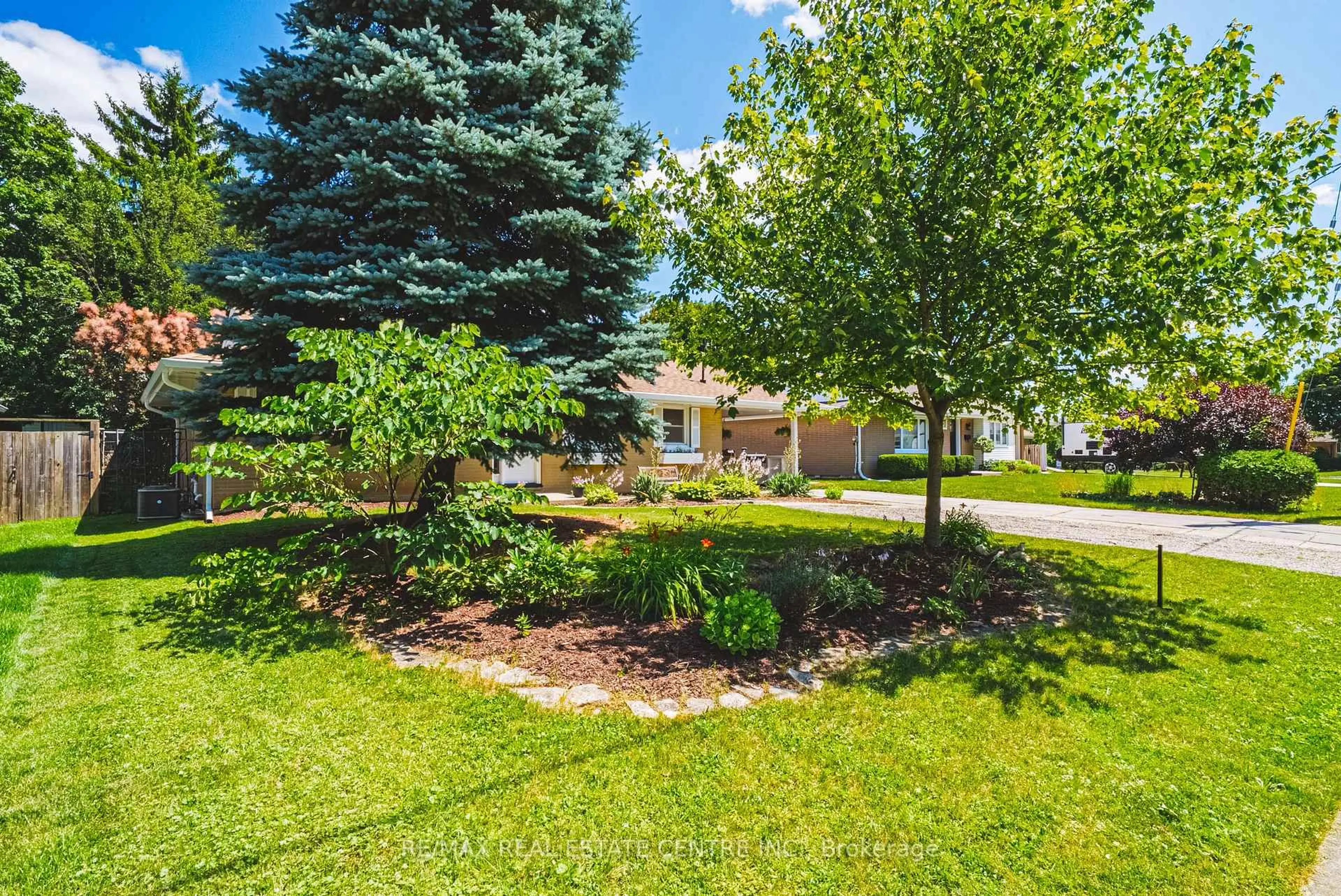 A pic from outside/outdoor area/front of a property/back of a property/a pic from drone, street for 15 Dale Ave, Cambridge Ontario N1S 3M7