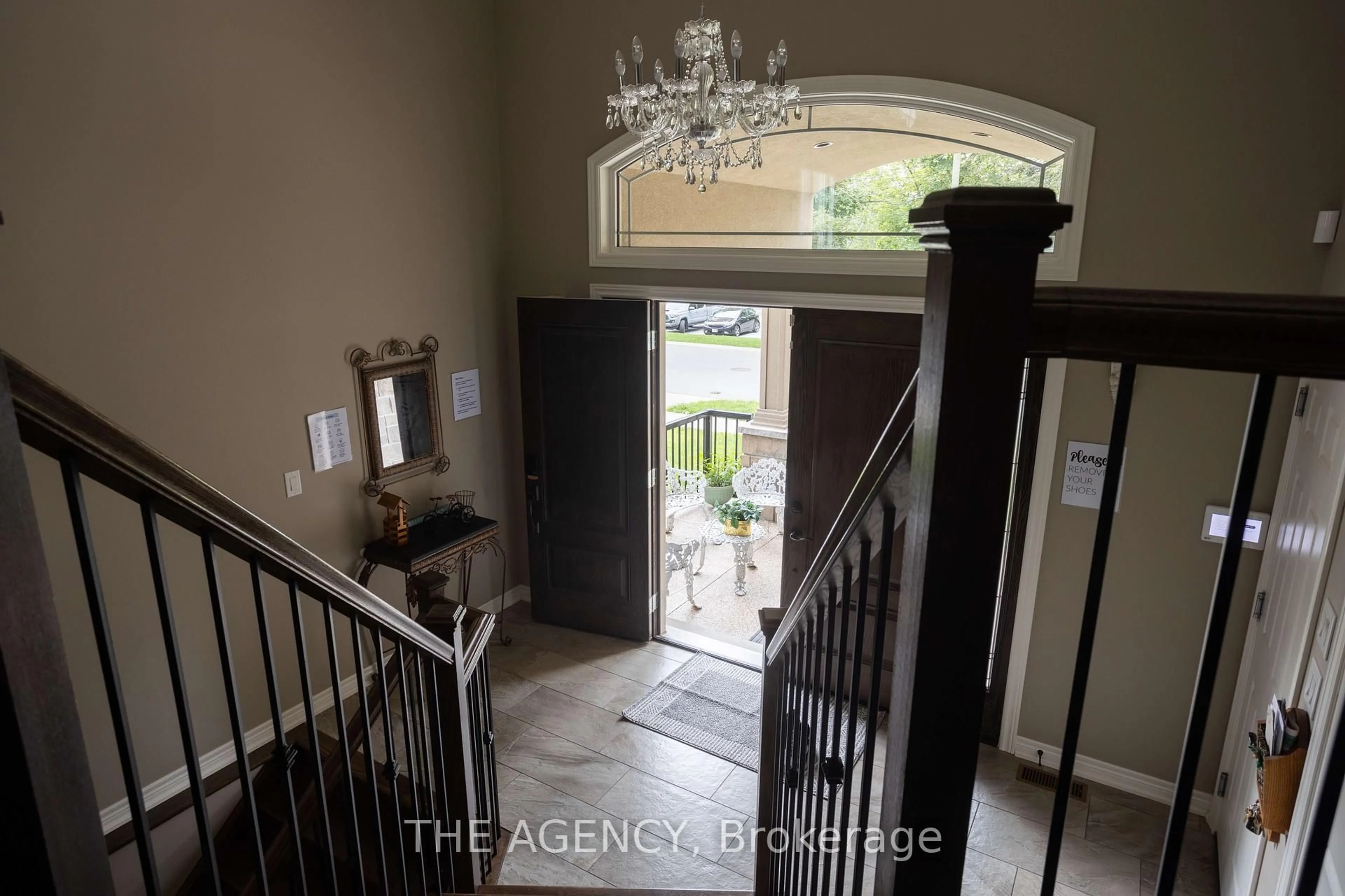 Indoor entryway for 6737 CULP St, Niagara Falls Ontario L2G 2C5