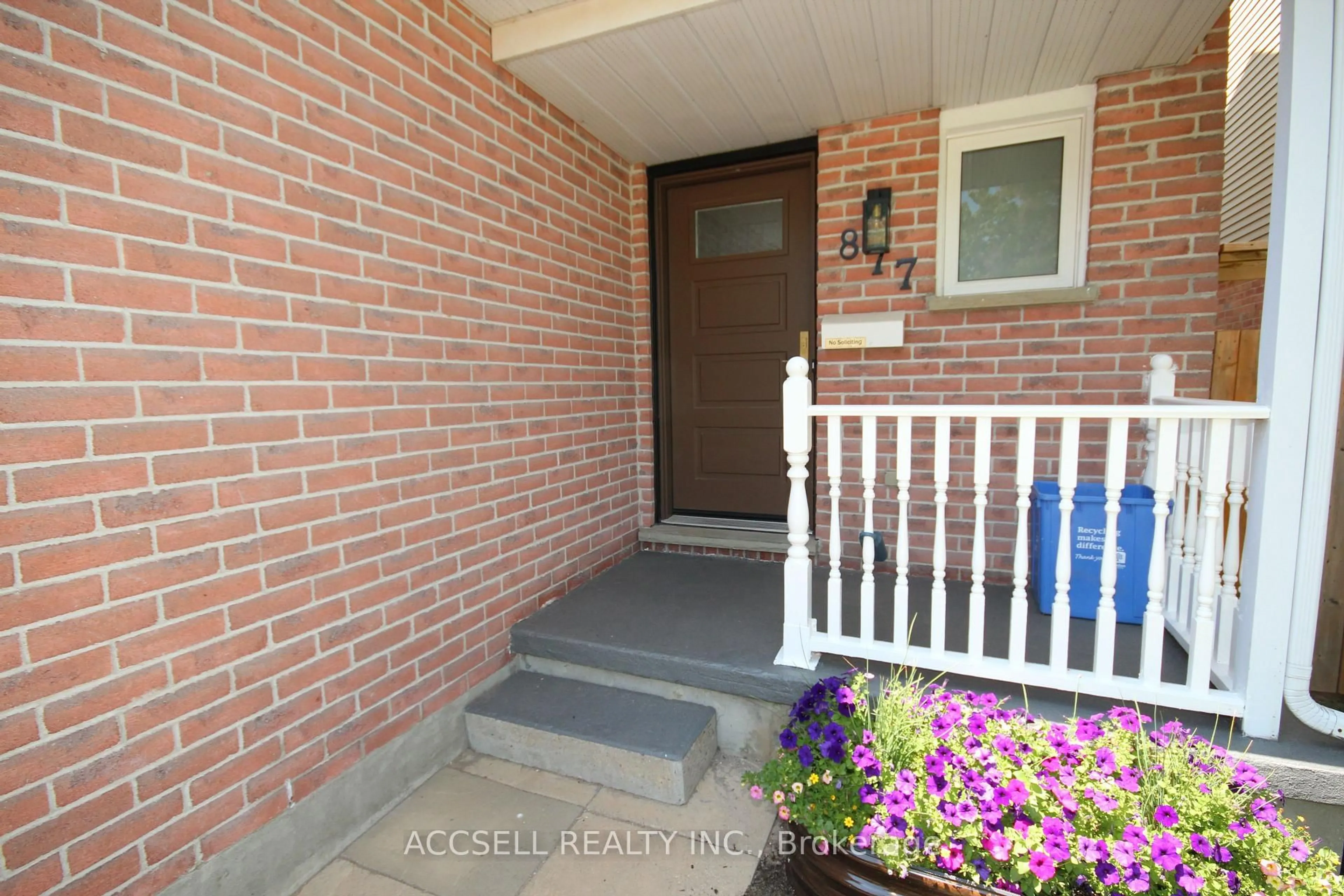 Indoor entryway for 877 Shelborne St, London South Ontario N5Z 5A7