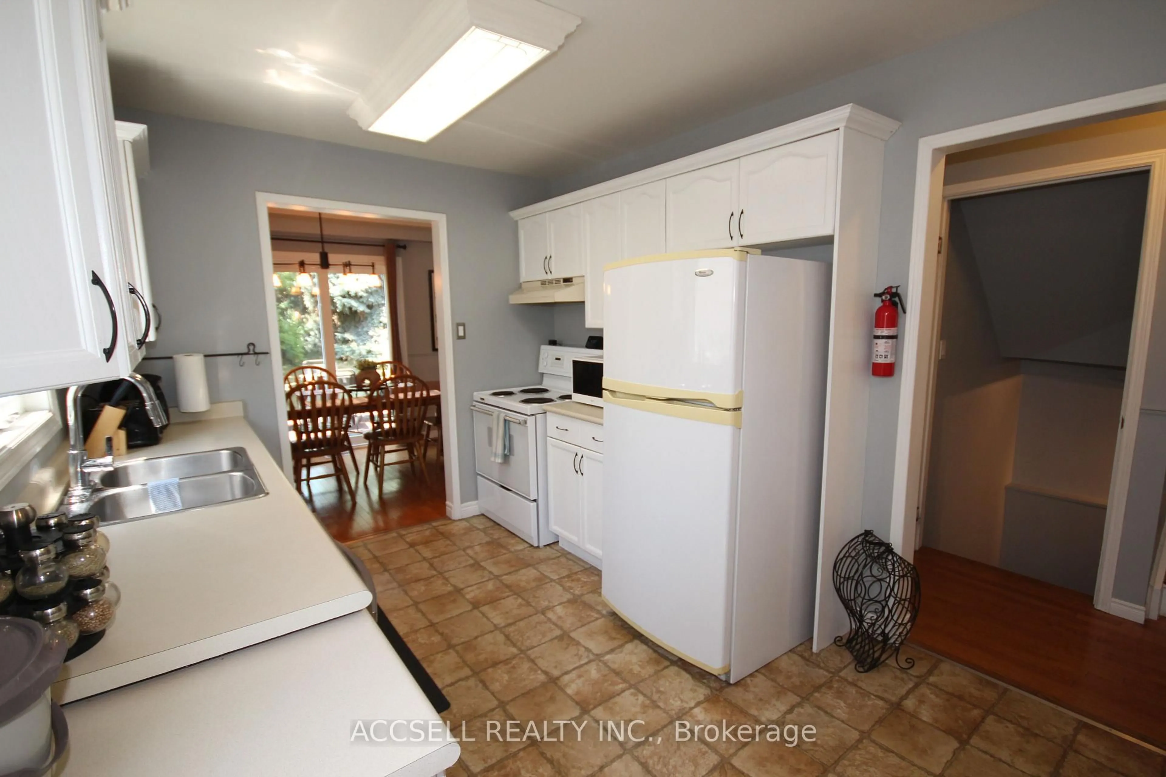 Standard kitchen, unknown for 877 Shelborne St, London South Ontario N5Z 5A7