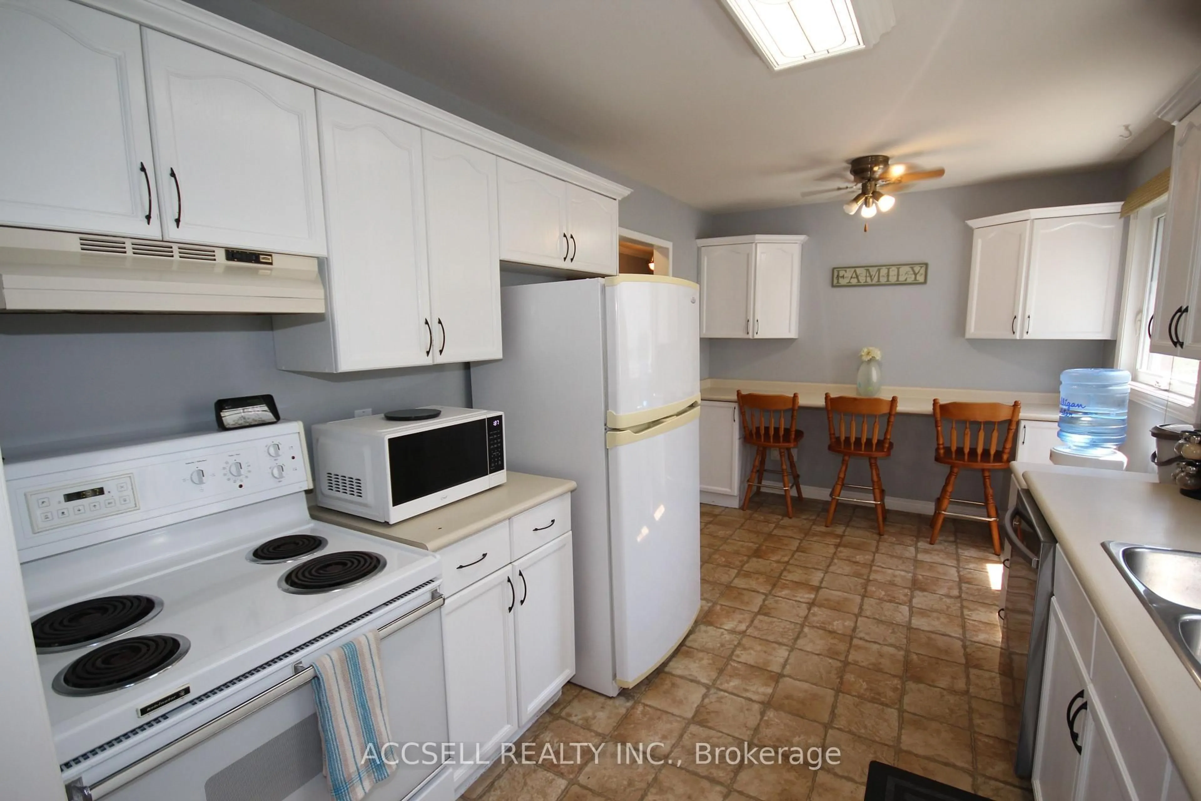 Standard kitchen, ceramic/tile floor for 877 Shelborne St, London South Ontario N5Z 5A7