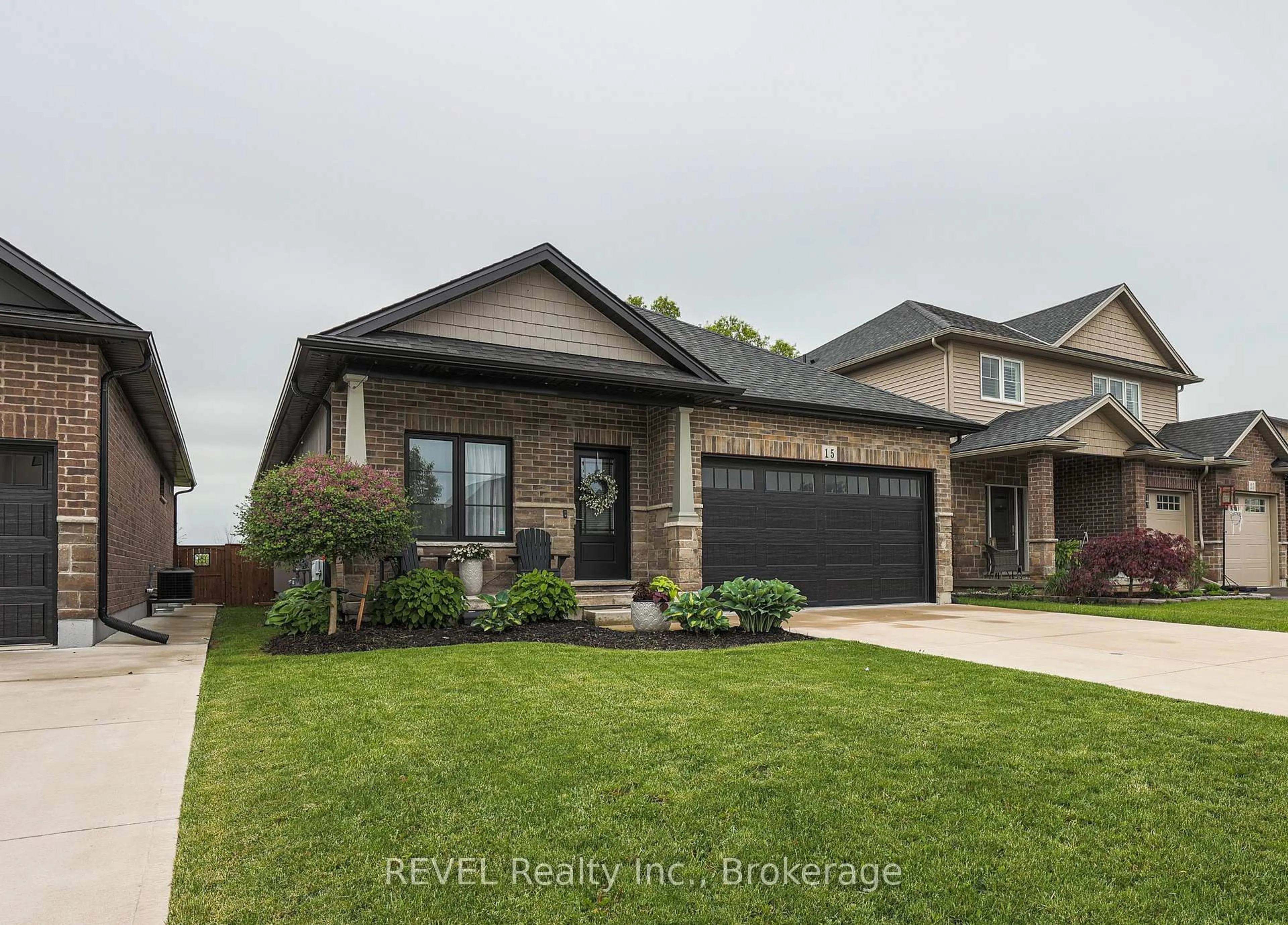 Home with brick exterior material, street for 15 Willowbrook Dr, Welland Ontario L3C 0G1