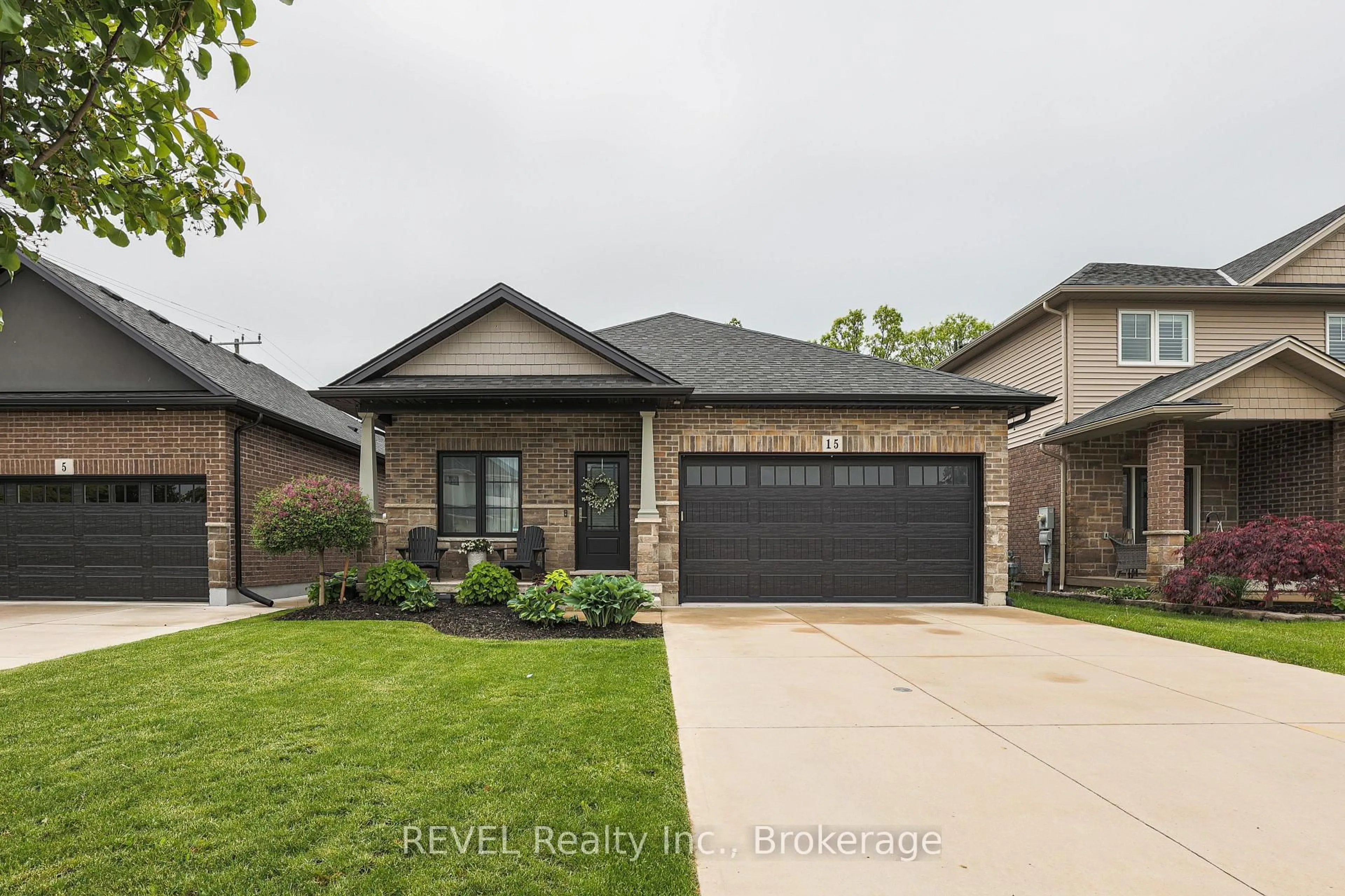 Home with brick exterior material, street for 15 Willowbrook Dr, Welland Ontario L3C 0G1