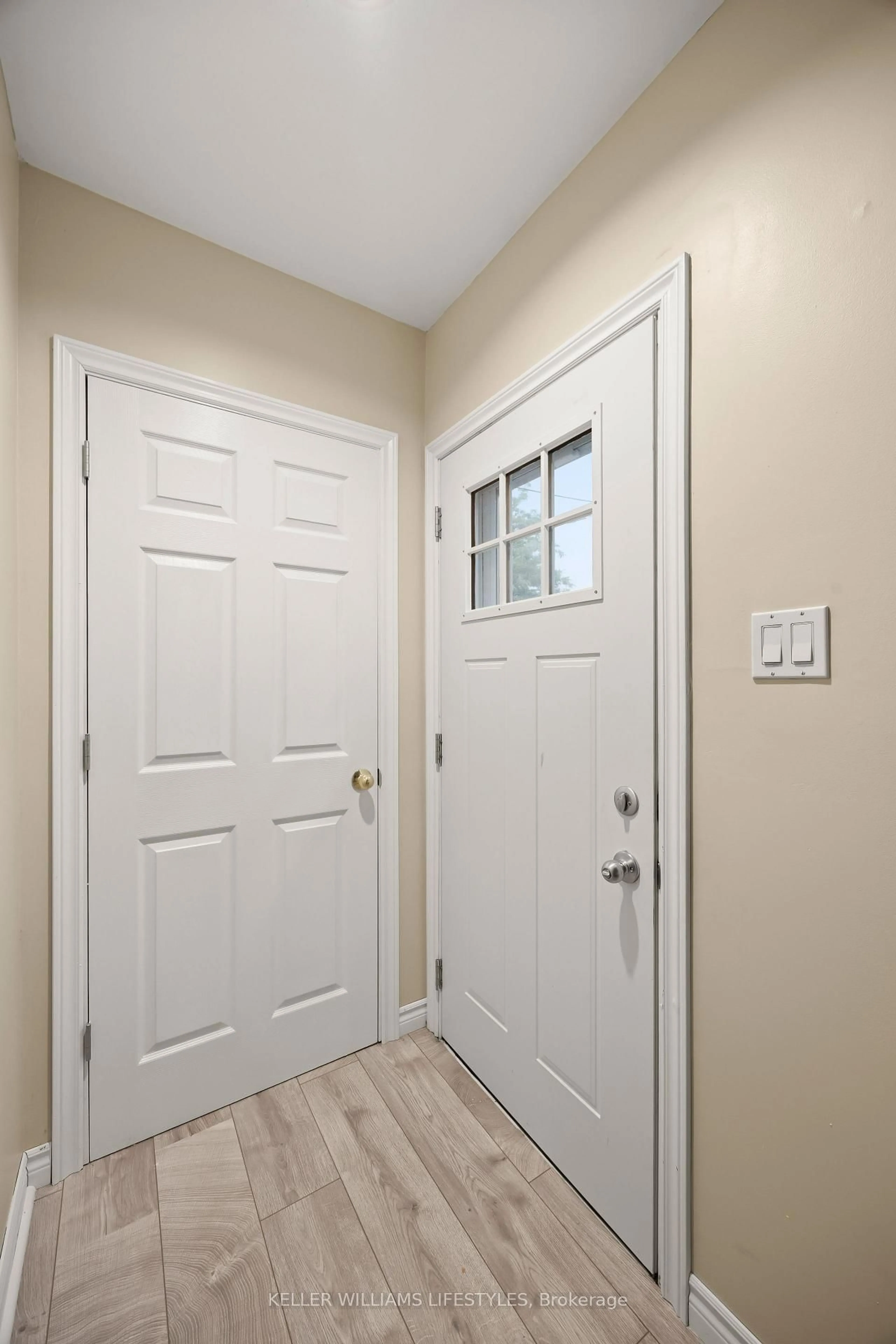 Indoor entryway for 6 Ward St, London East Ontario N5Z 1B8
