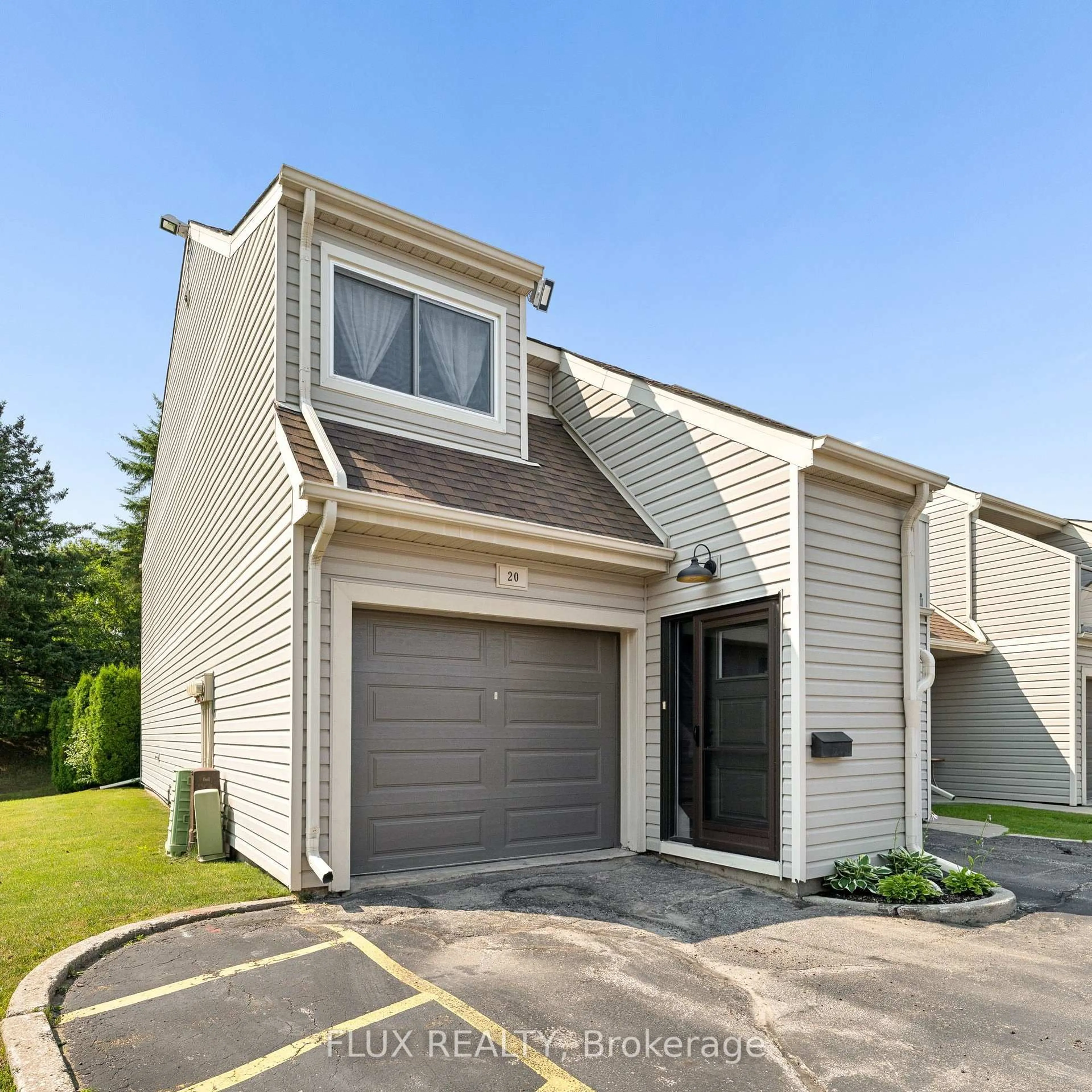 Home with vinyl exterior material, street for 337 Kingswood Dr #20, Kitchener Ontario N2E 1X5