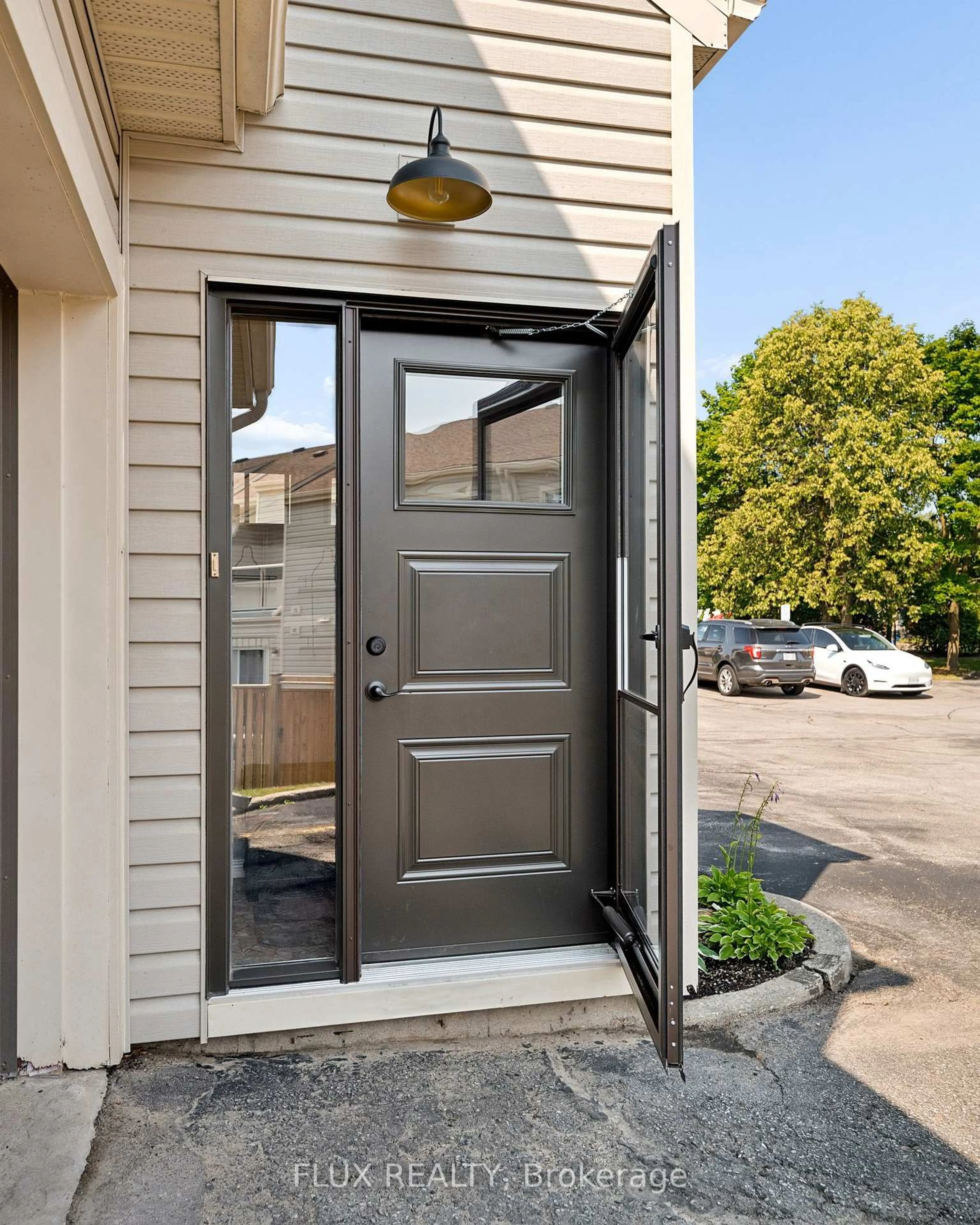 Indoor entryway for 337 Kingswood Dr #20, Kitchener Ontario N2E 1X5