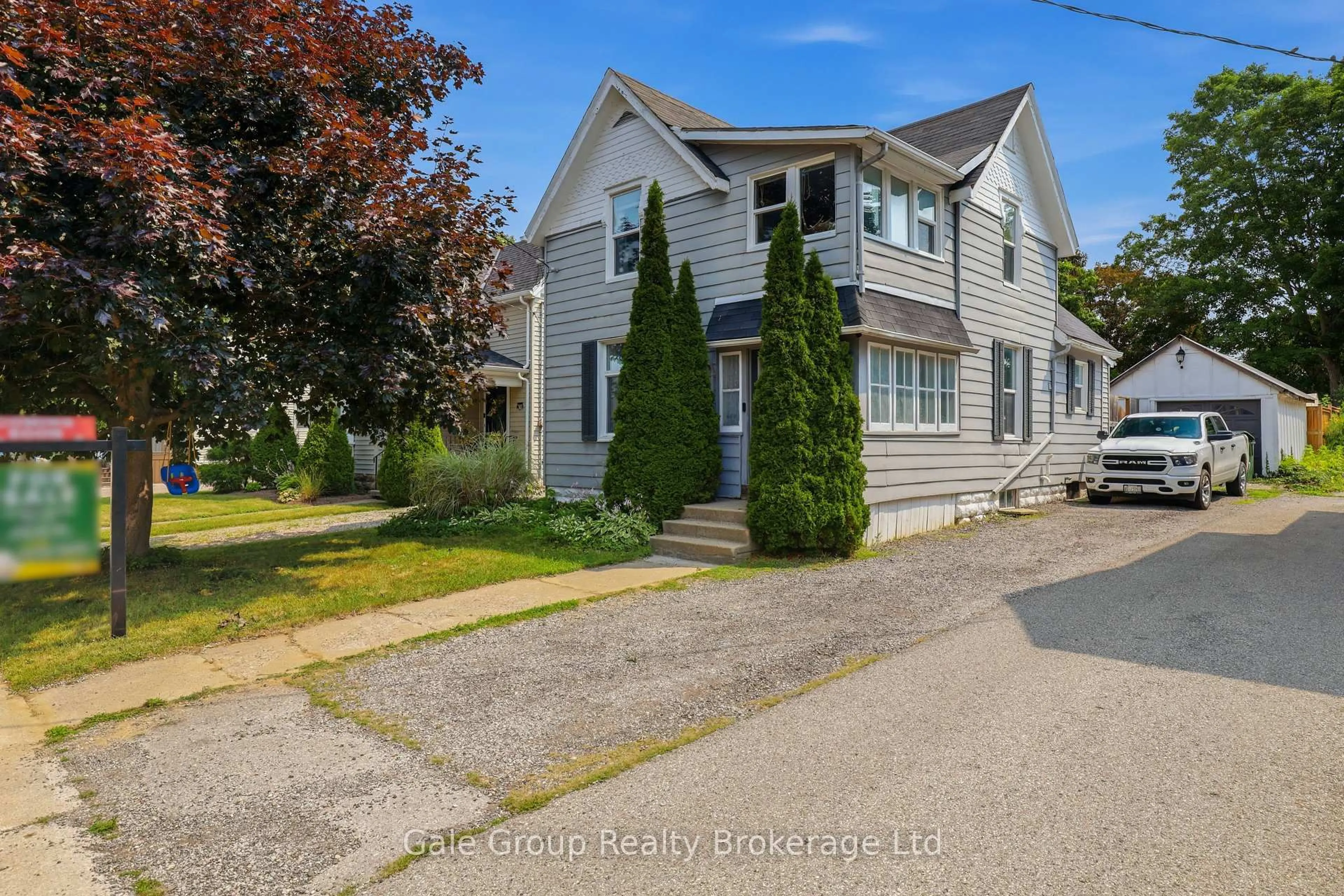 A pic from outside/outdoor area/front of a property/back of a property/a pic from drone, street for 32 West Ave, St. Thomas Ontario N5R 3P5