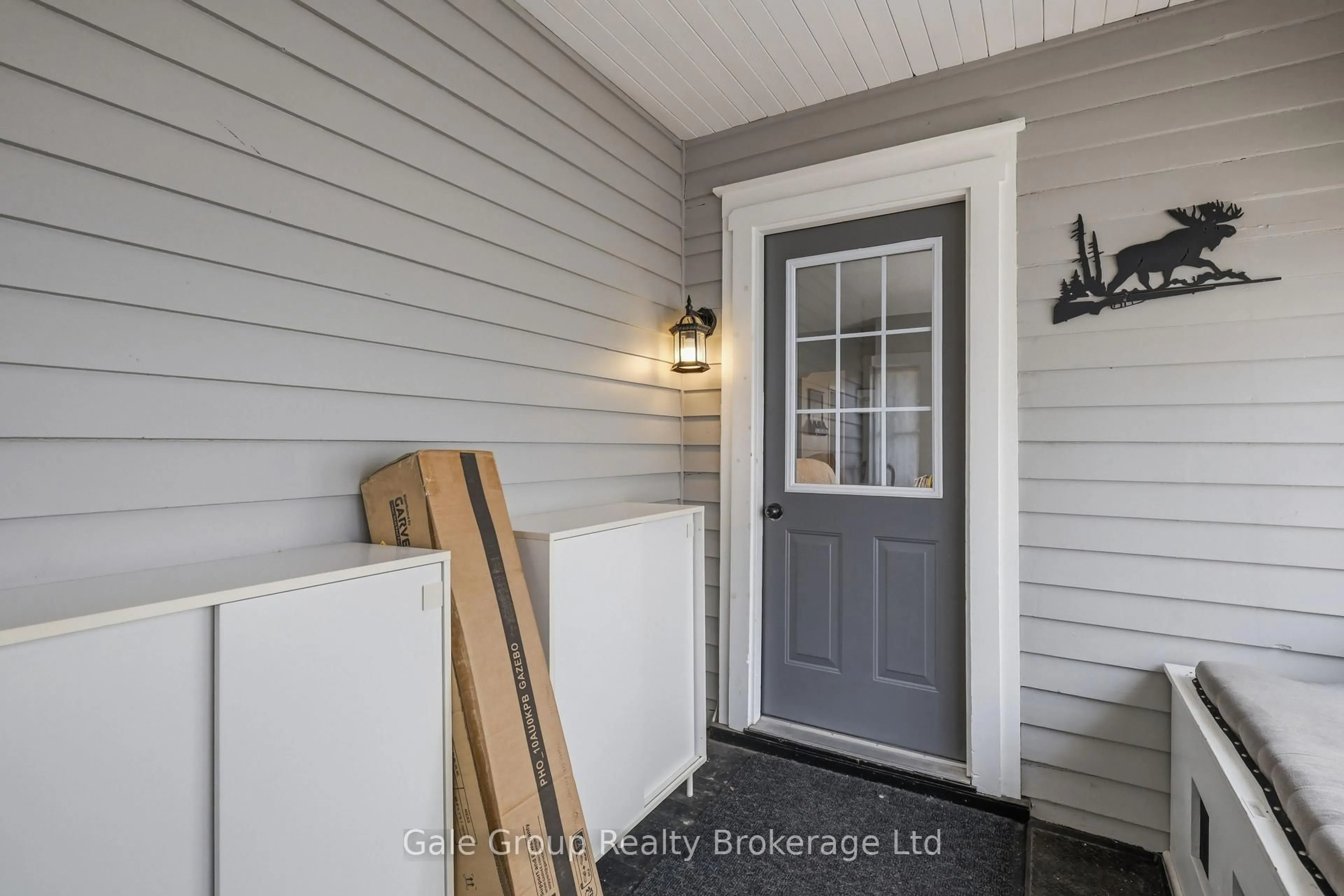 Indoor entryway for 32 West Ave, St. Thomas Ontario N5R 3P5