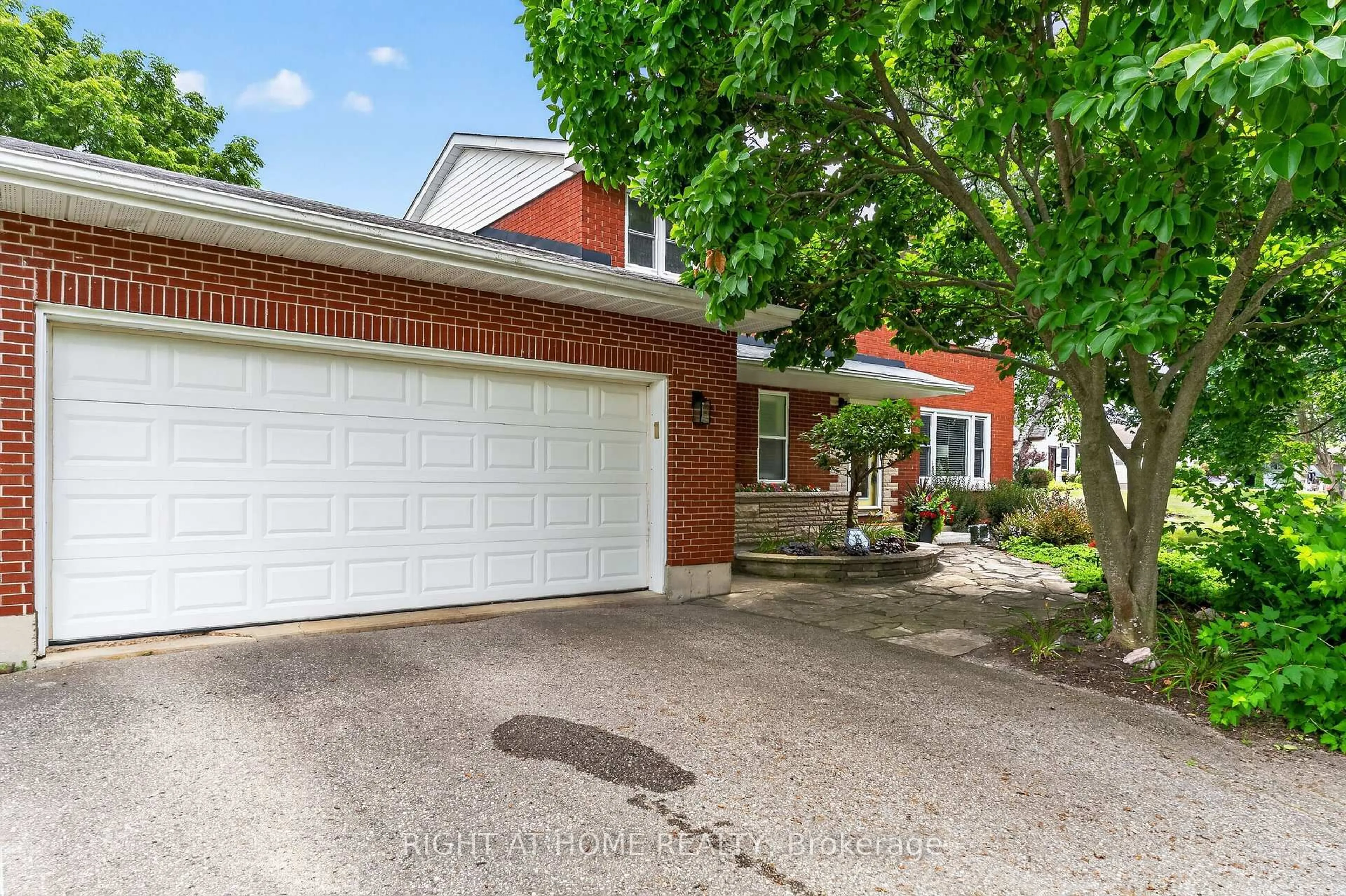 Home with brick exterior material, street for 39 Park Ave, St. Thomas Ontario N5R 4V9