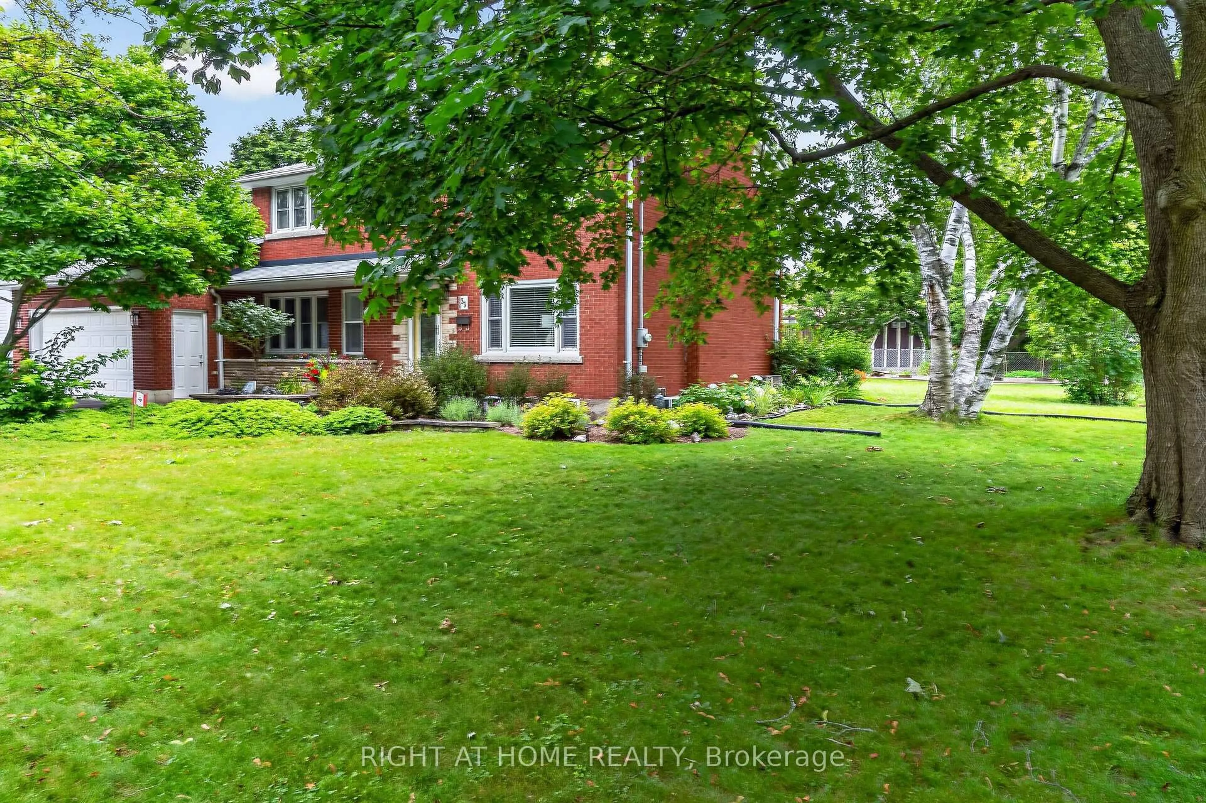 A pic from outside/outdoor area/front of a property/back of a property/a pic from drone, street for 39 Park Ave, St. Thomas Ontario N5R 4V9