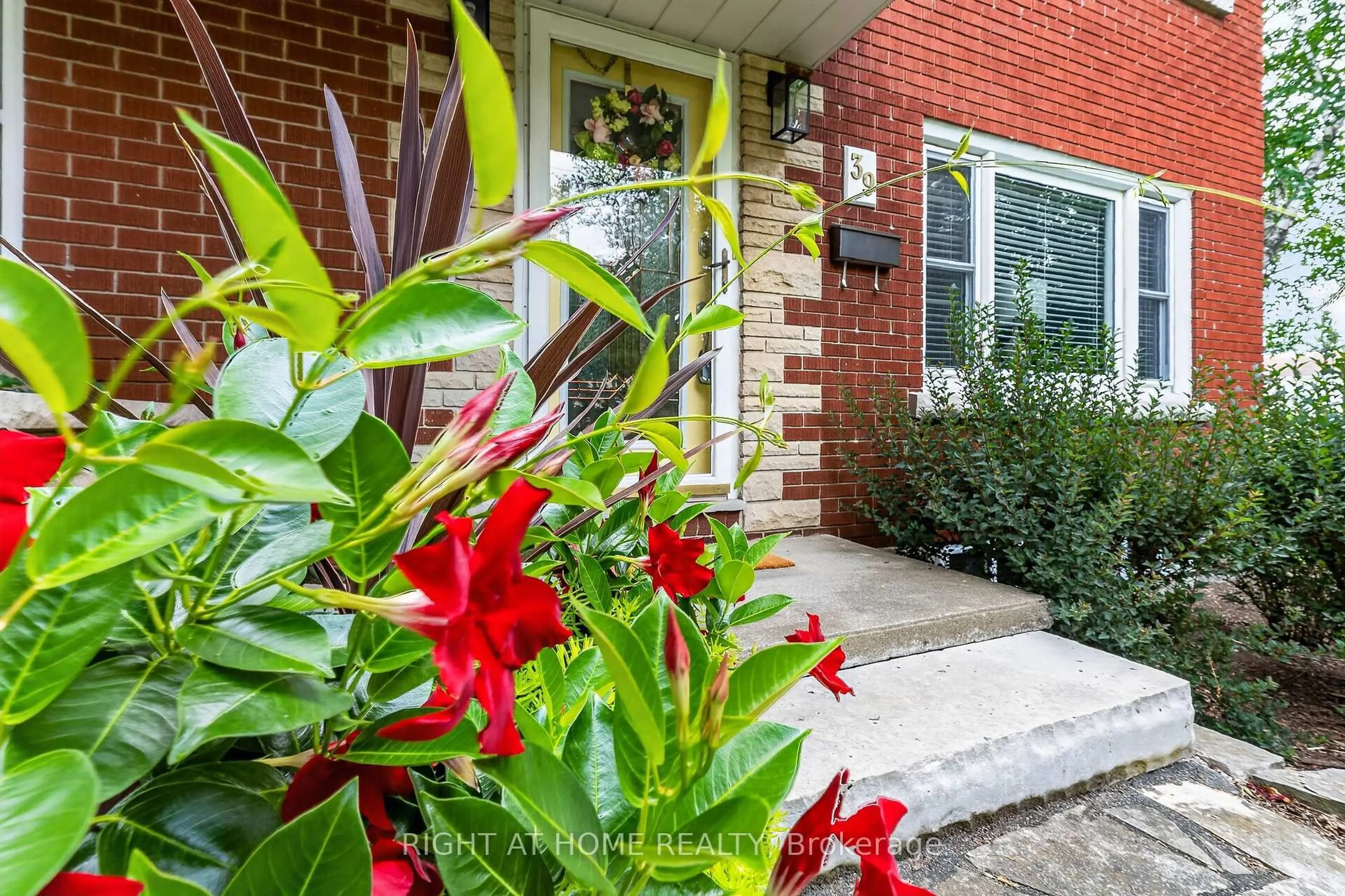 Unknown for 39 Park Ave, St. Thomas Ontario N5R 4V9