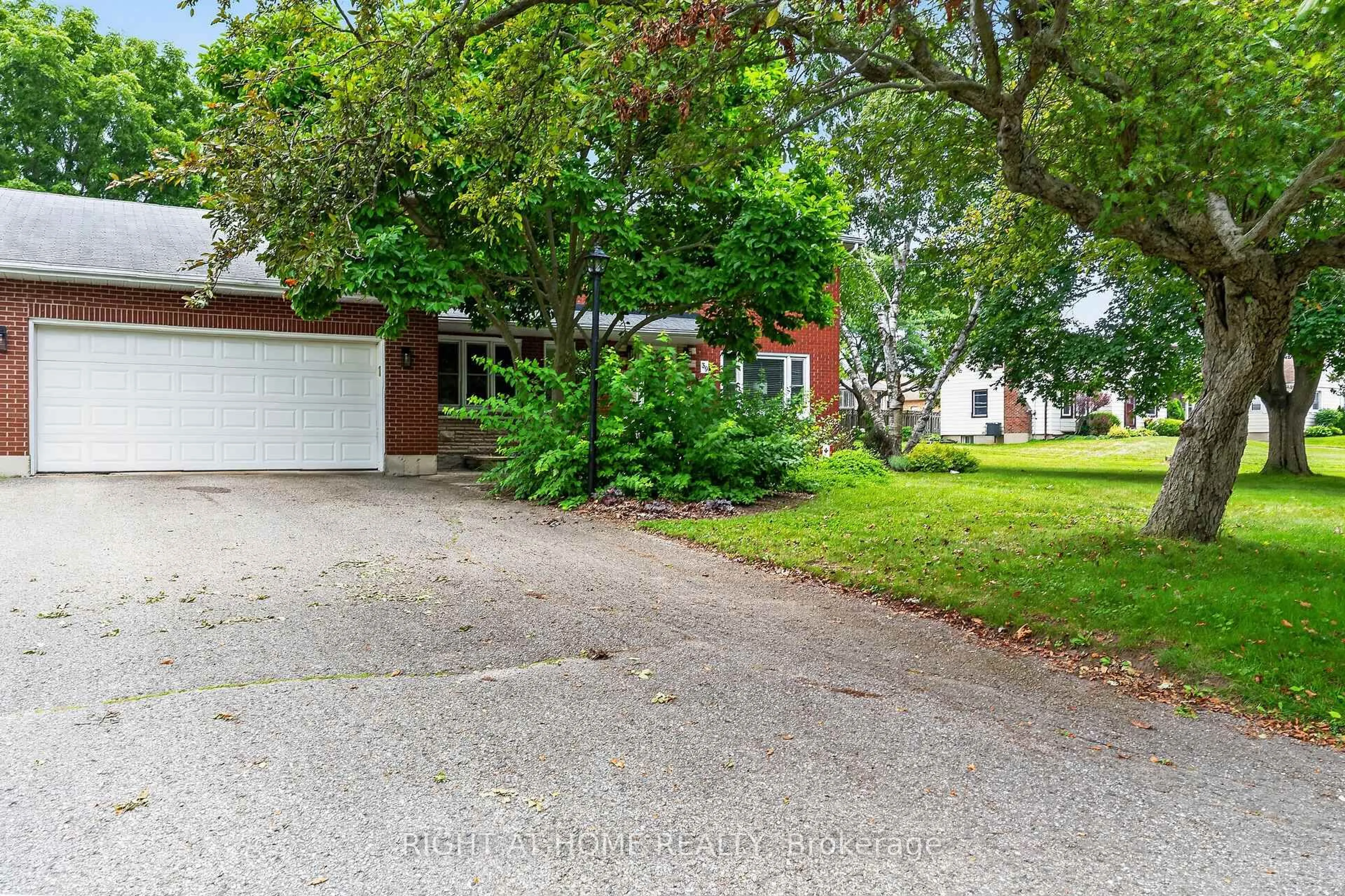 A pic from outside/outdoor area/front of a property/back of a property/a pic from drone, street for 39 Park Ave, St. Thomas Ontario N5R 4V9