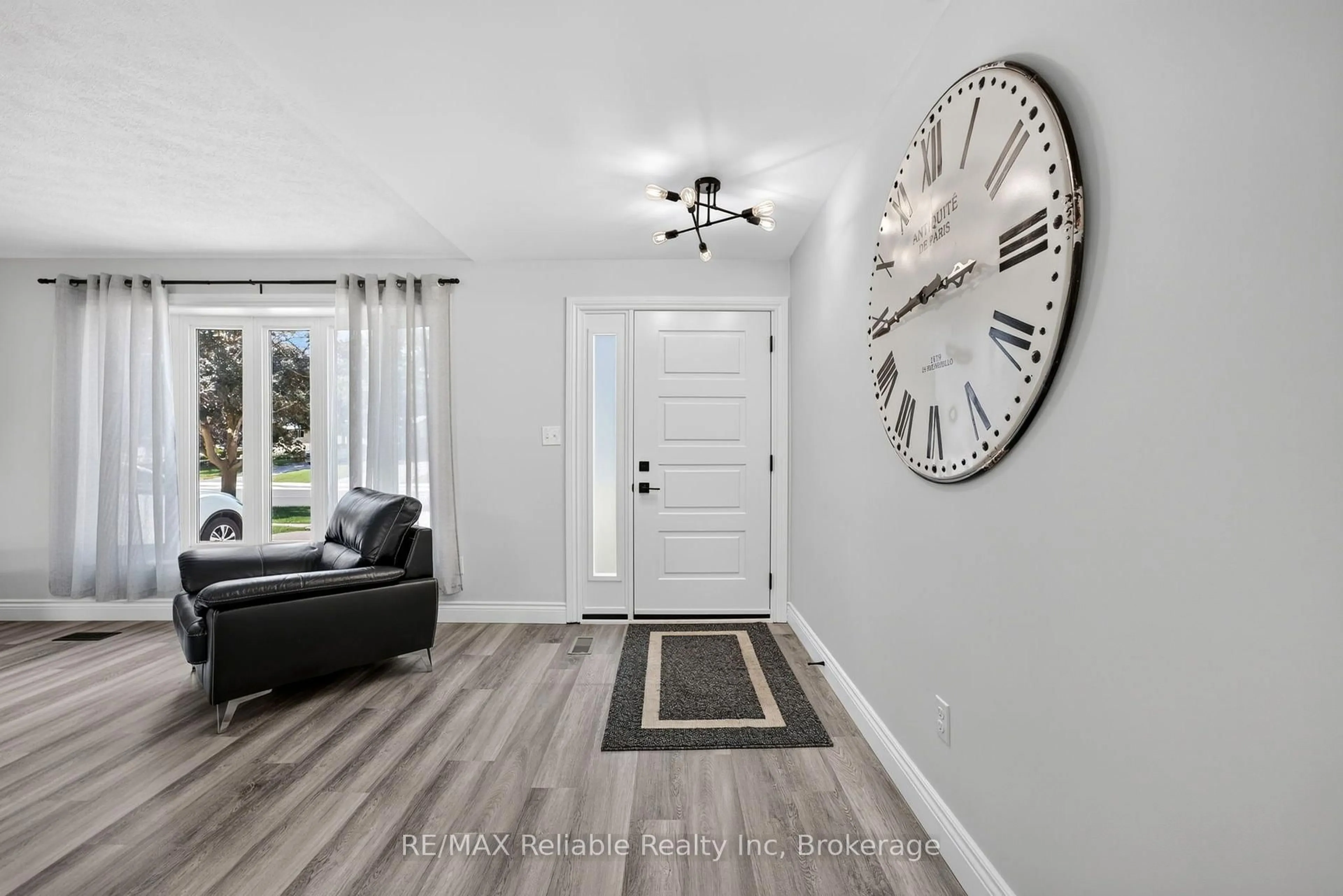 Indoor entryway for 17 Suncoast Dr, Goderich Ontario N7A 4H1