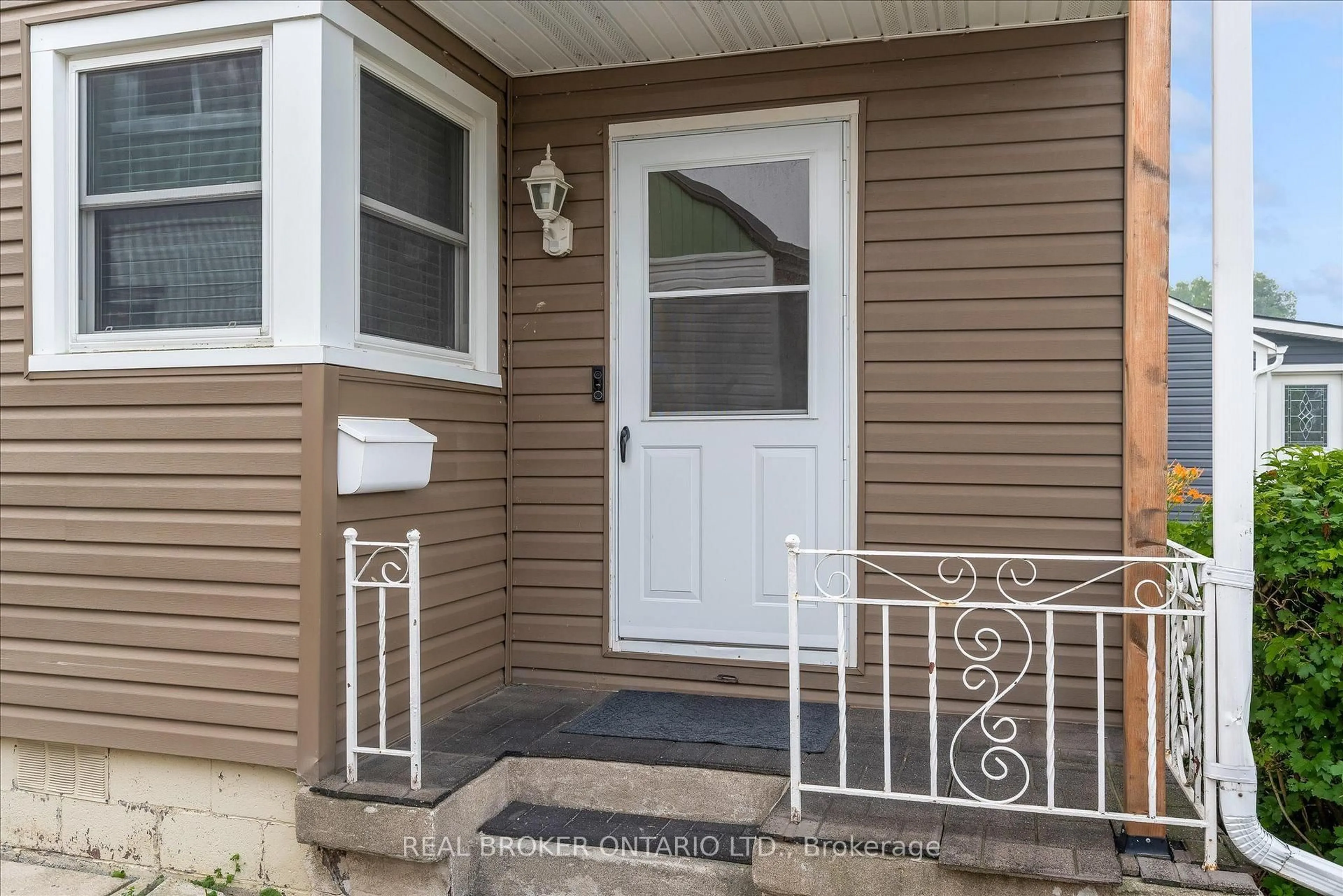 Indoor entryway for 87 Bishop Rd, Welland Ontario L3B 2V4