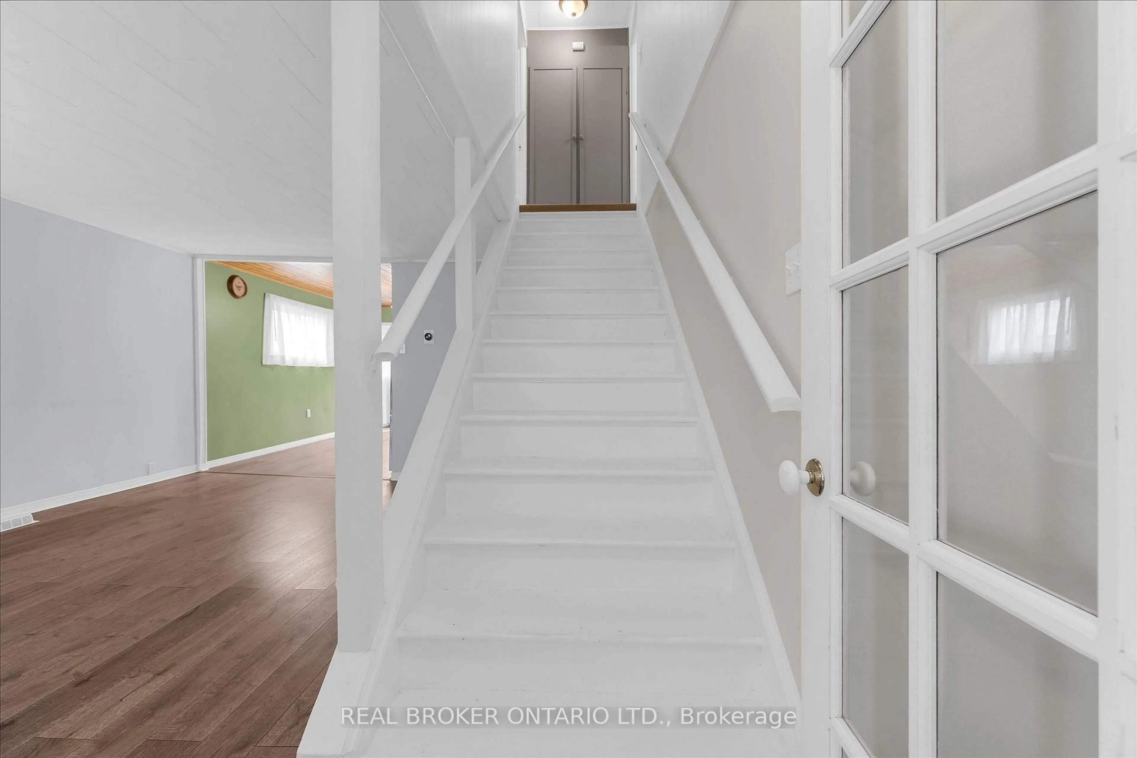 Indoor foyer for 87 Bishop Rd, Welland Ontario L3B 2V4