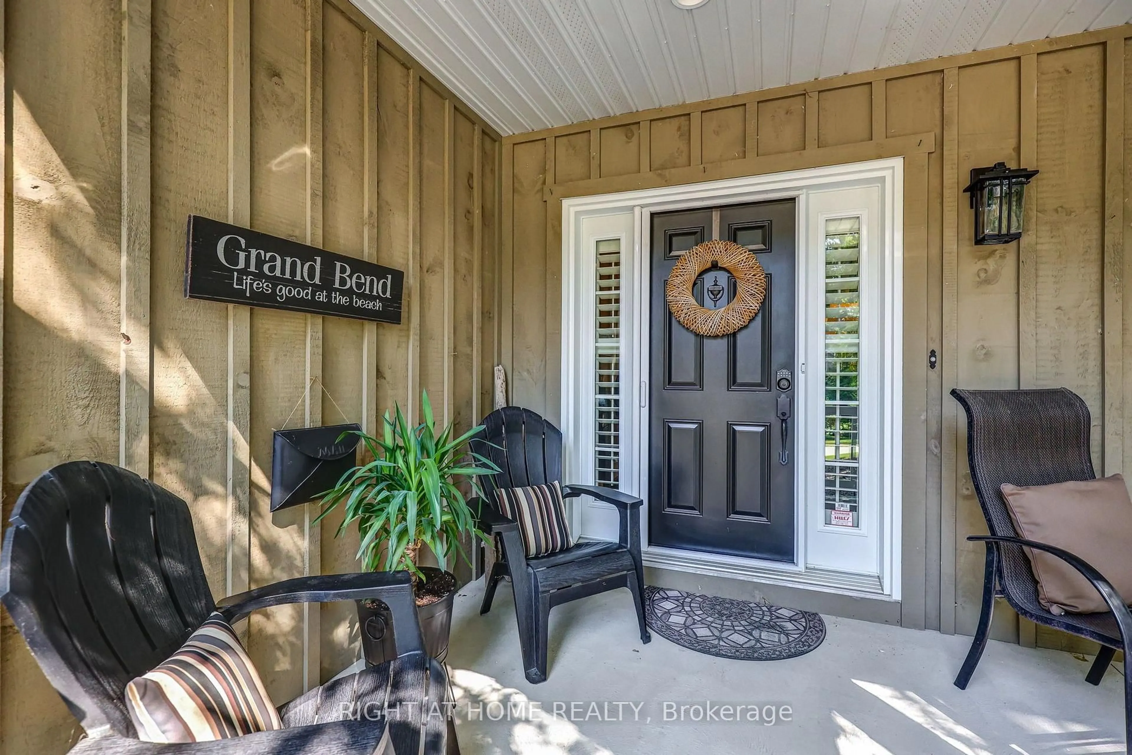 Indoor entryway for 10047 Jennison Cres, Lambton Shores Ontario N0M 1T0