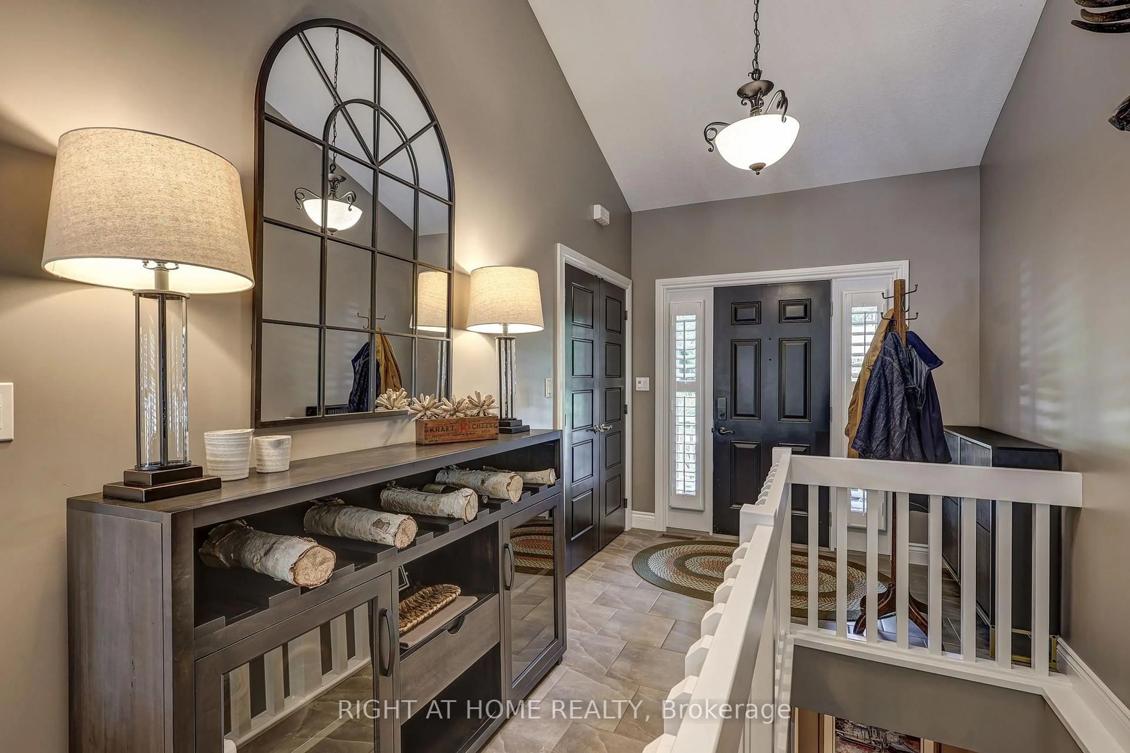 Indoor entryway for 10047 Jennison Cres, Lambton Shores Ontario N0M 1T0