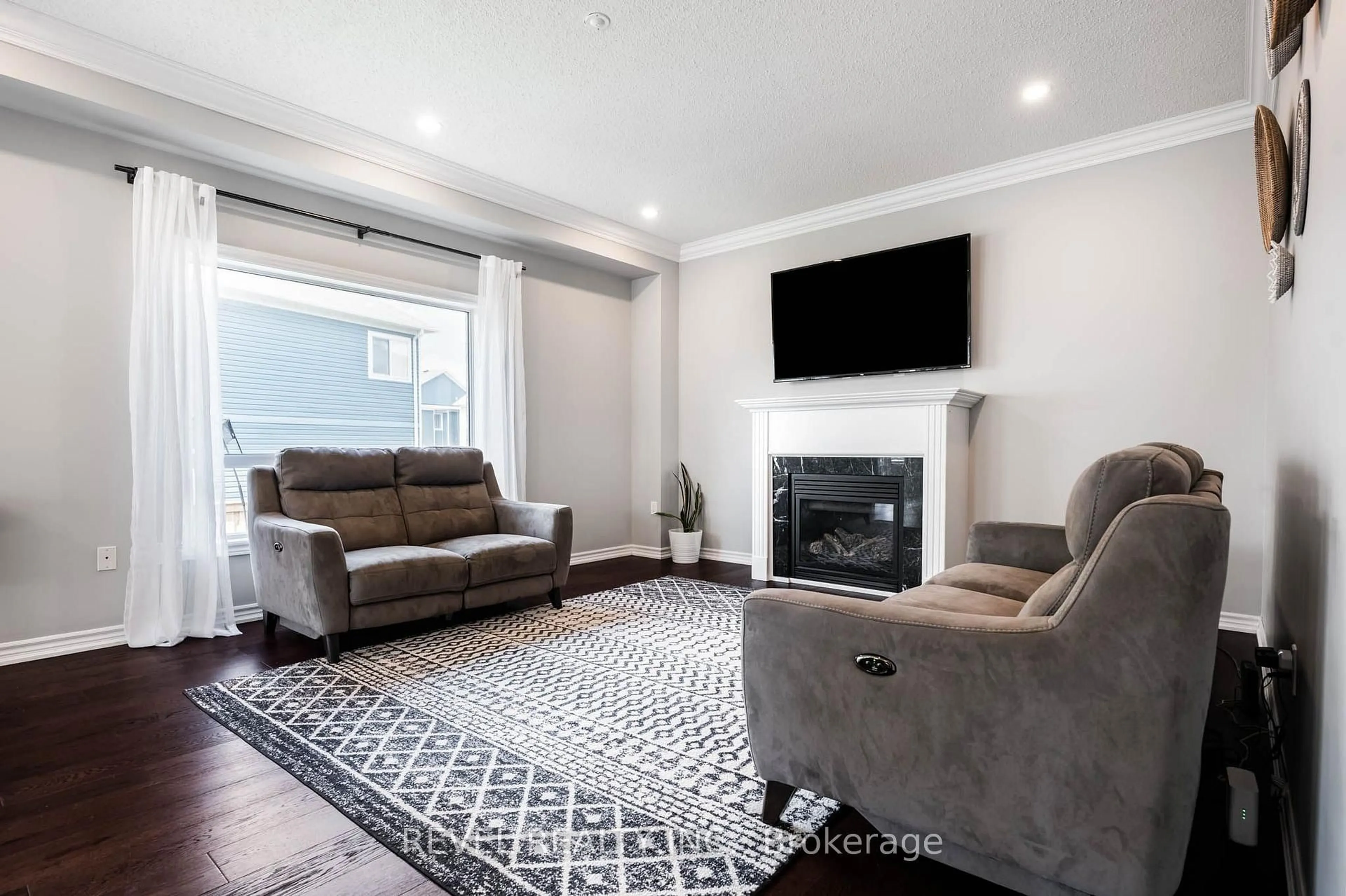 Living room with furniture, unknown for 401 Tansley St, Shelburne Ontario L9V 2S6