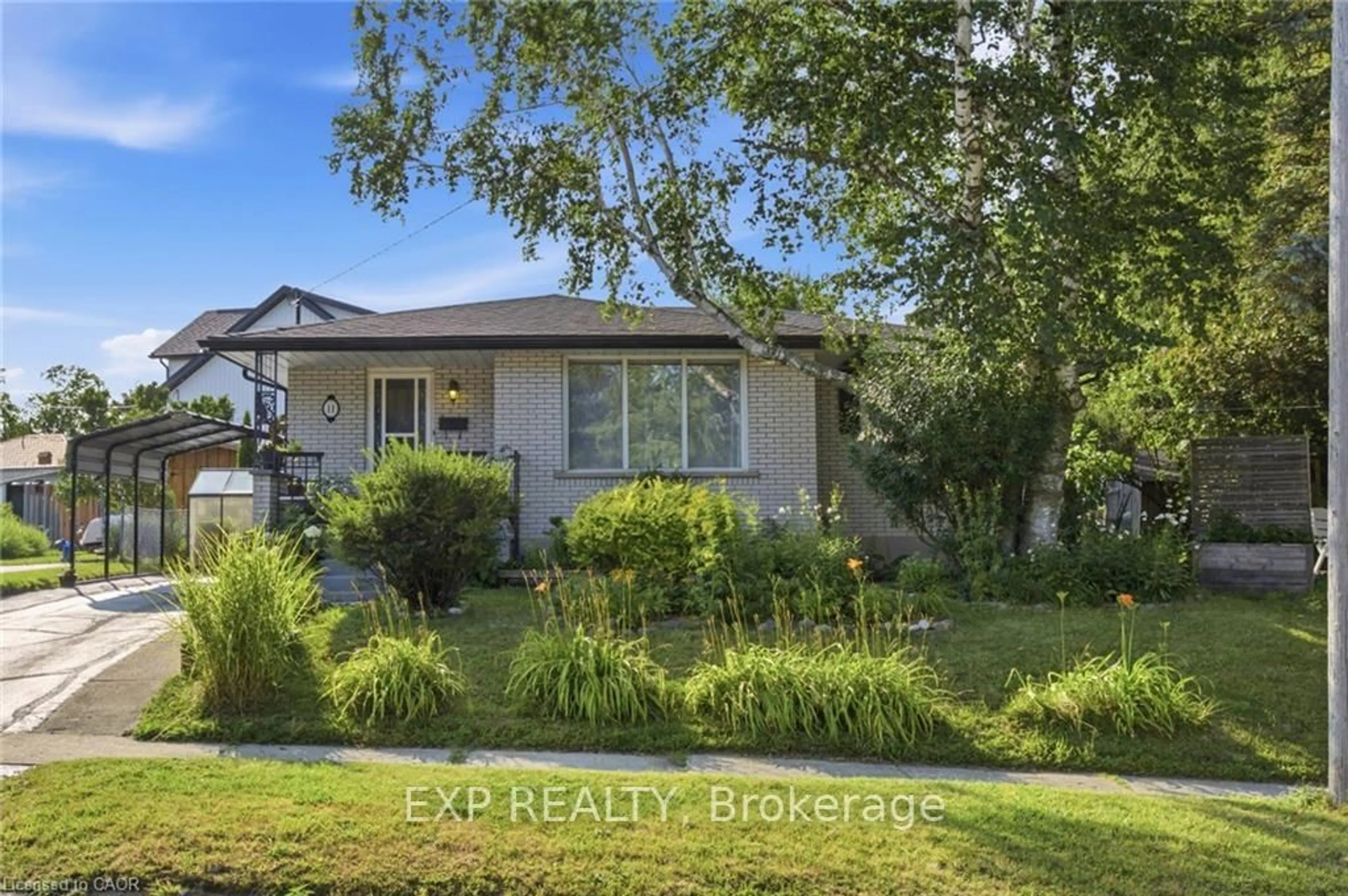 A pic from outside/outdoor area/front of a property/back of a property/a pic from drone, street for 11 Summit Cres, Guelph Ontario N1H 1S2