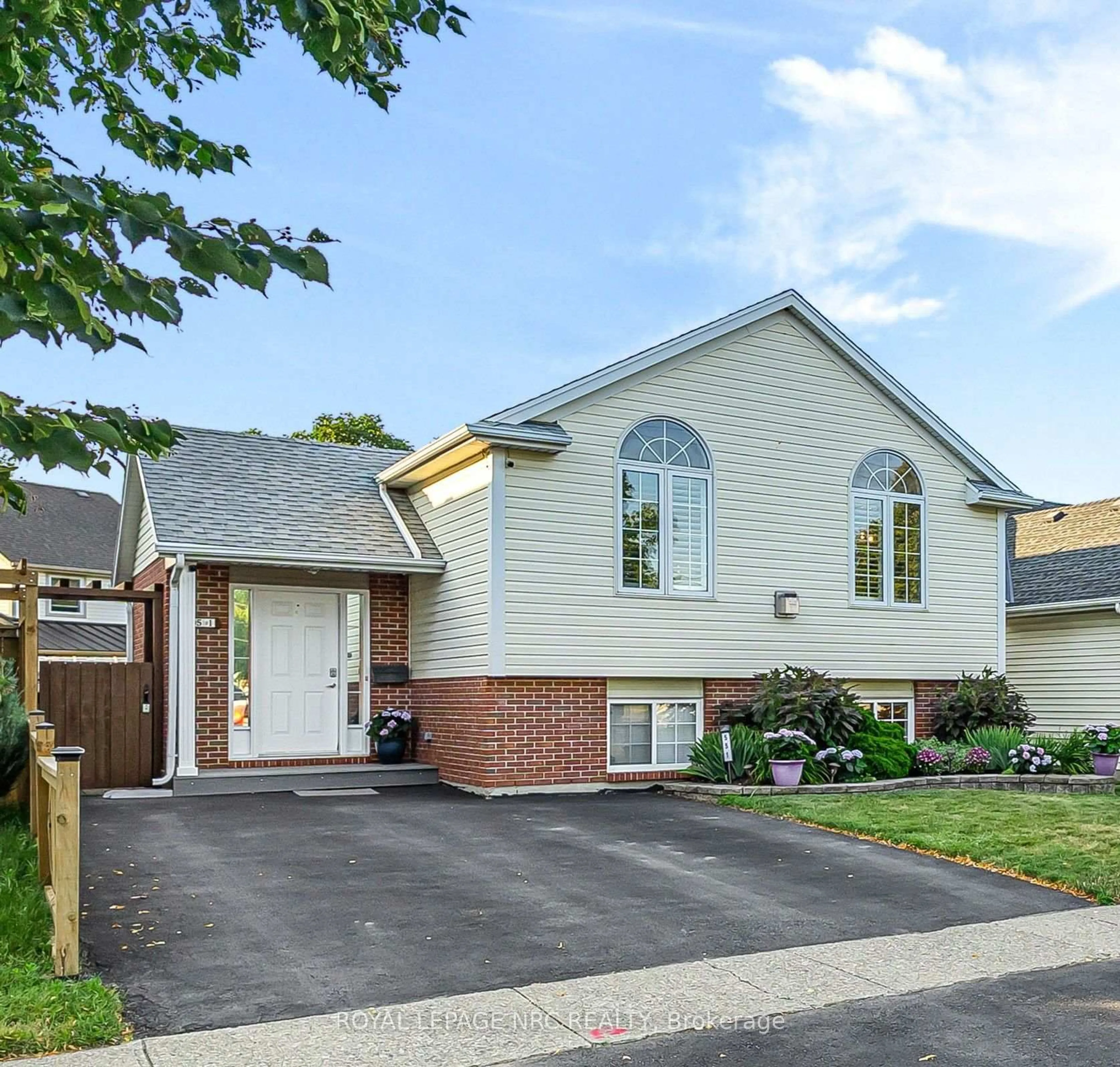 Home with brick exterior material, street for 551 Scott St, St. Catharines Ontario L2M 6Y4