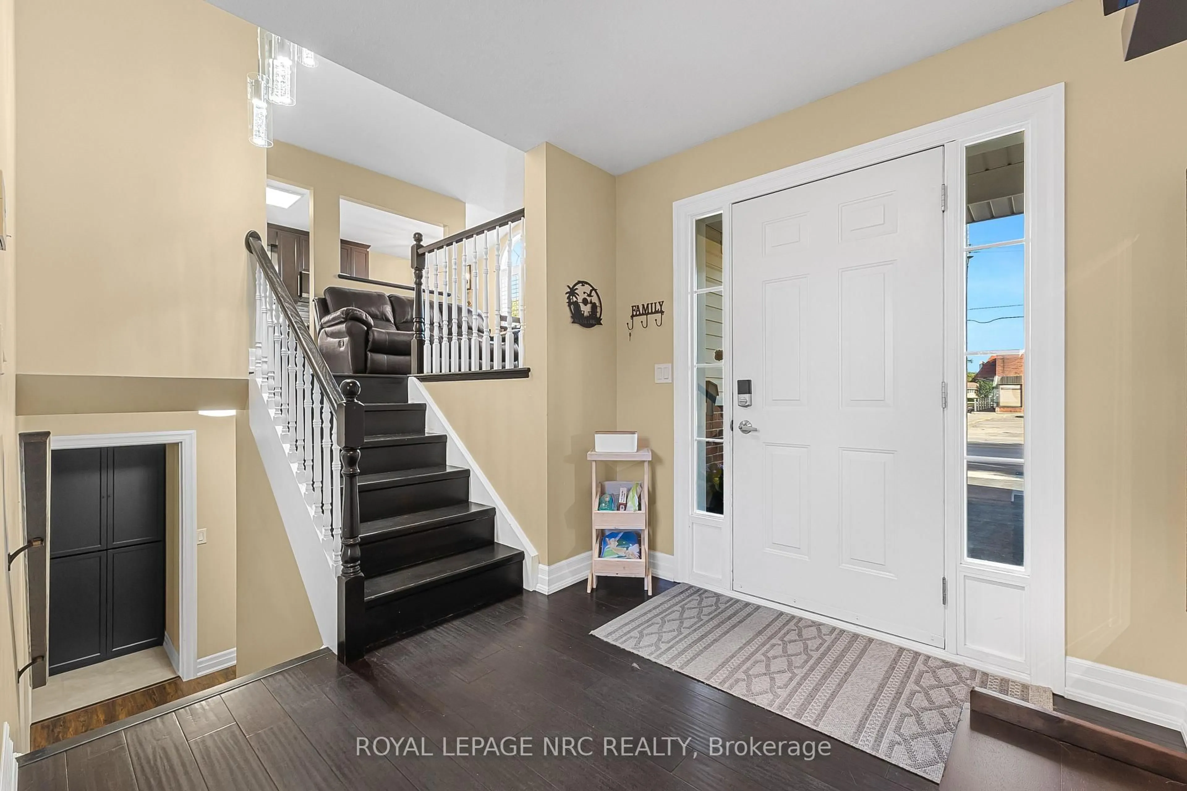 Indoor entryway for 551 Scott St, St. Catharines Ontario L2M 6Y4